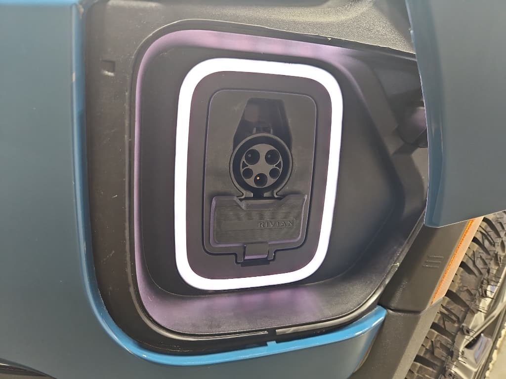 2023 Rivian R1S view 5