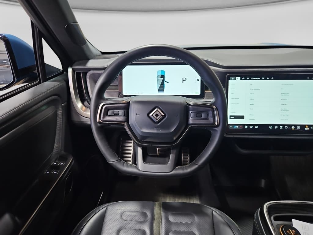 2023 Rivian R1S view 7