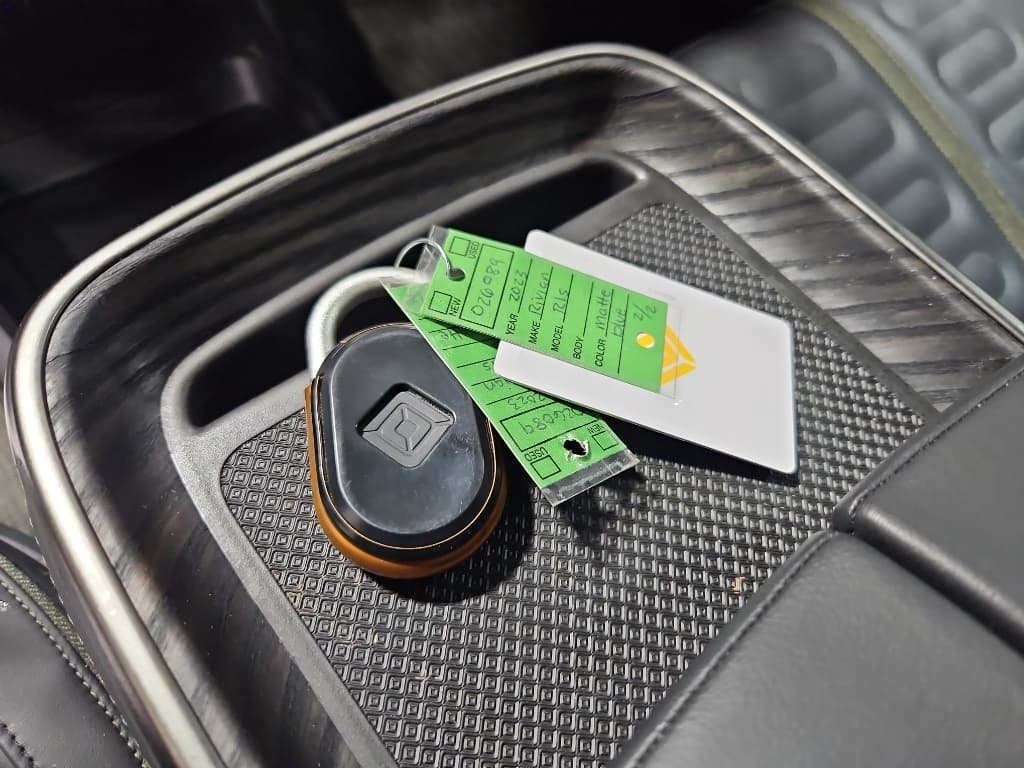 2023 Rivian R1S view 20