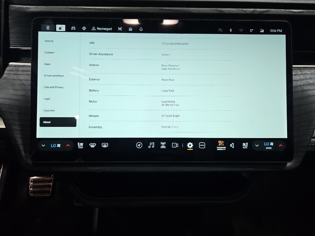 2023 Rivian R1S view 11