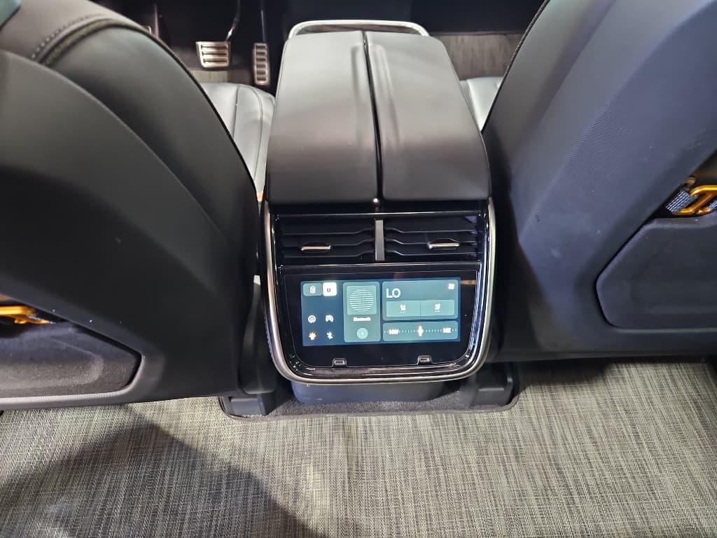 2023 Rivian R1S view 22