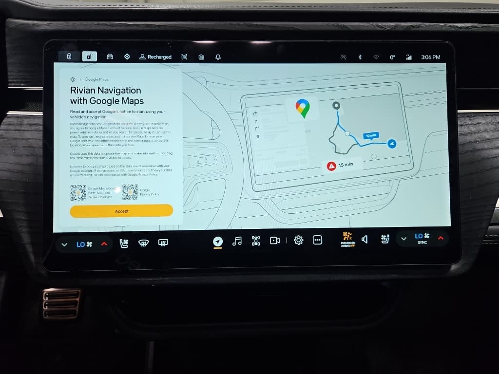 2023 Rivian R1S view 12