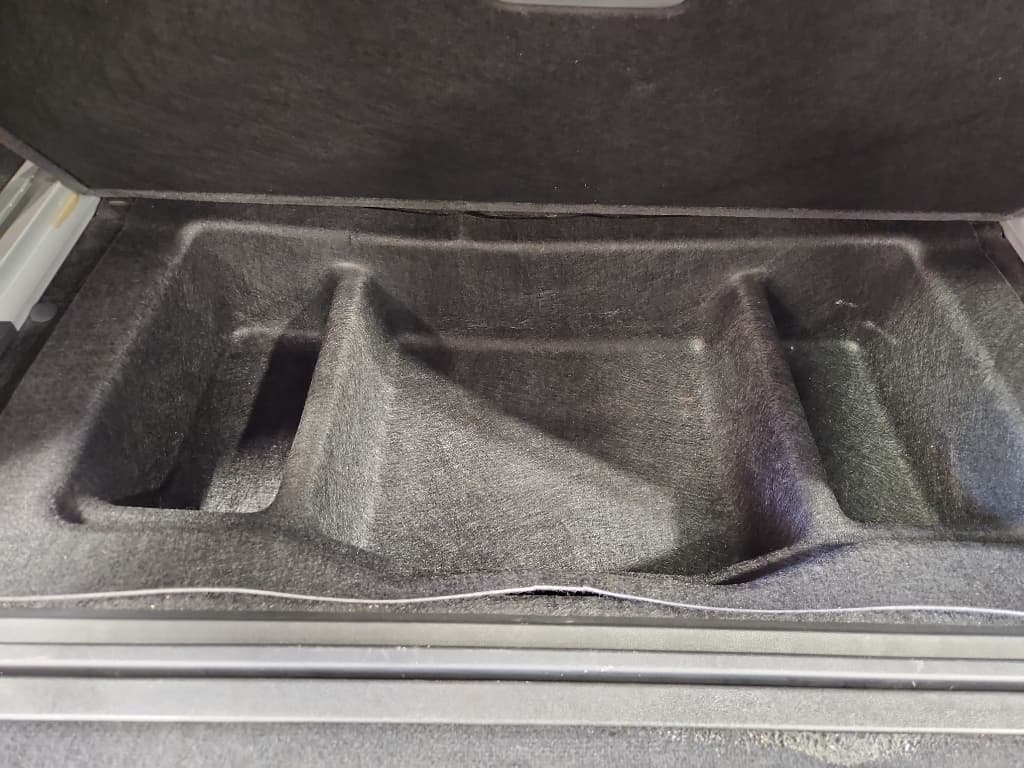 2023 Rivian R1S view 28