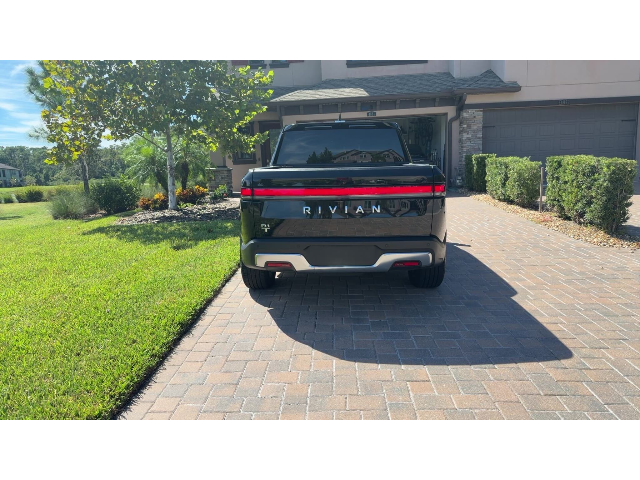 2023 Rivian R1T view 4
