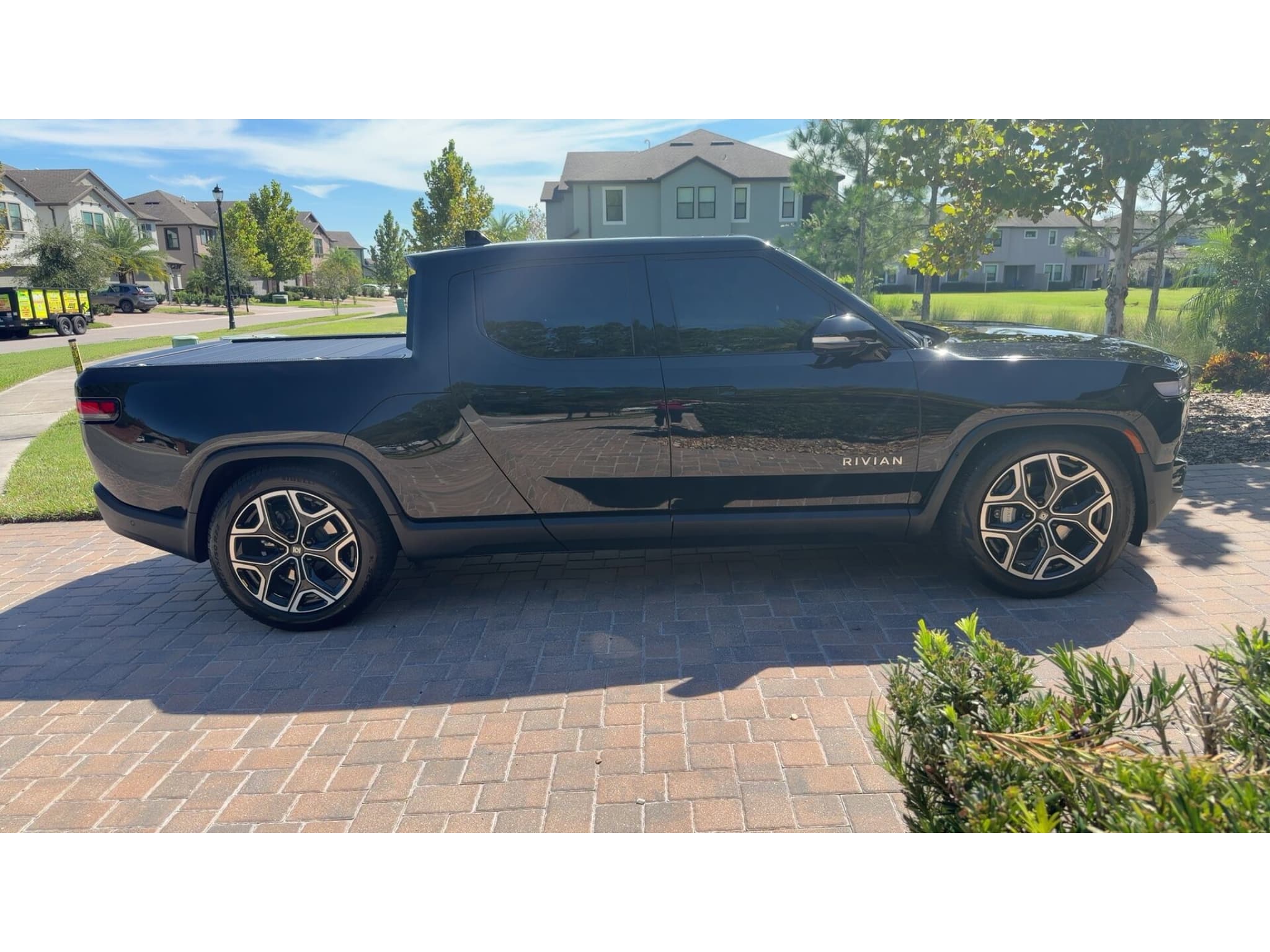 2023 Rivian R1T view 6