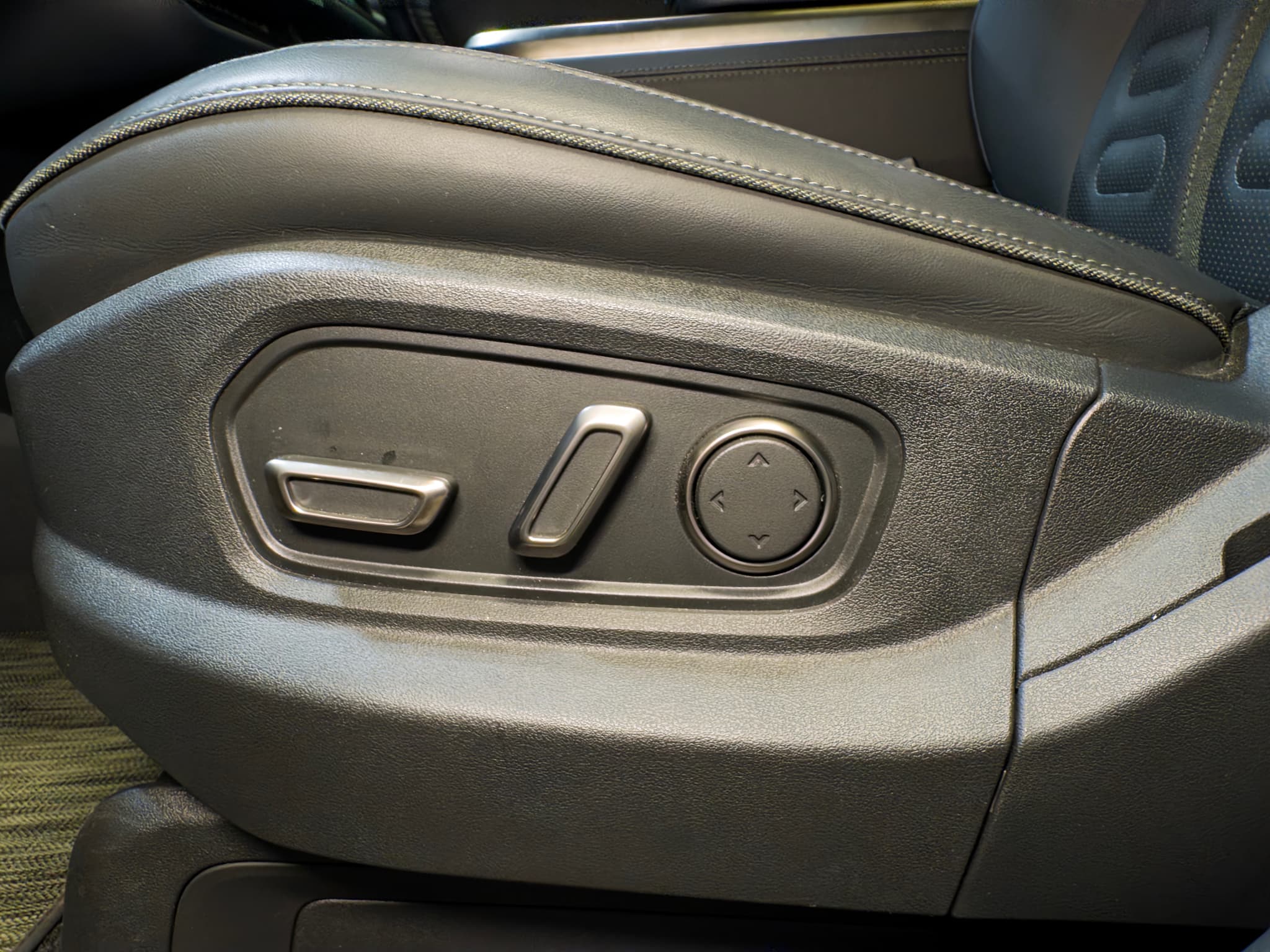 2023 Rivian R1T view 6