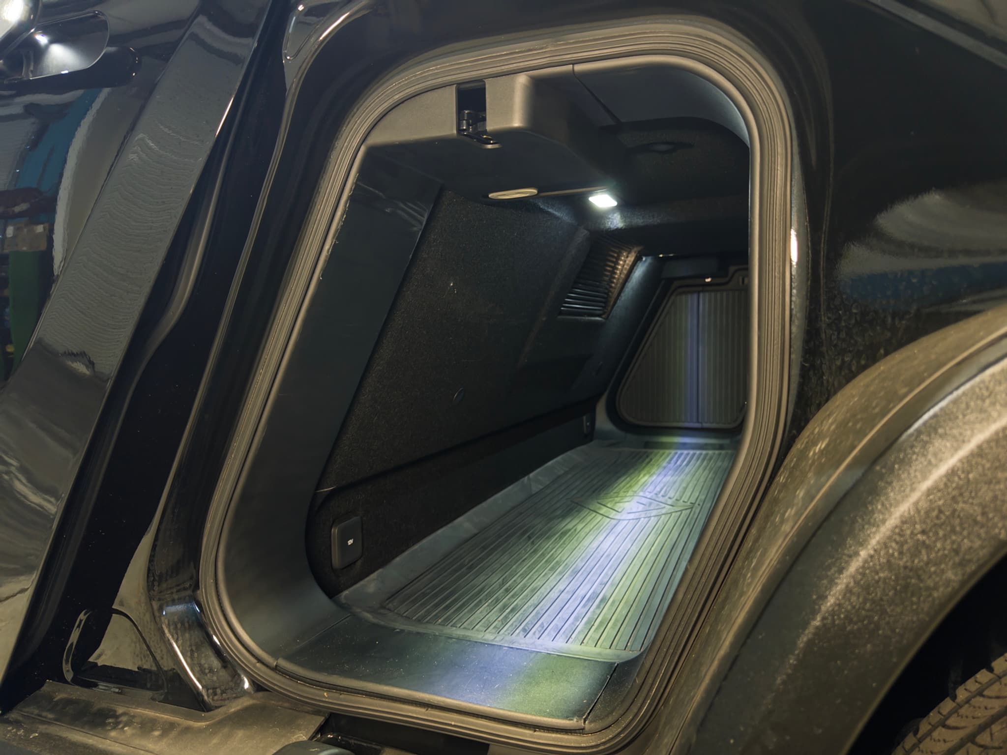 2023 Rivian R1T view 27