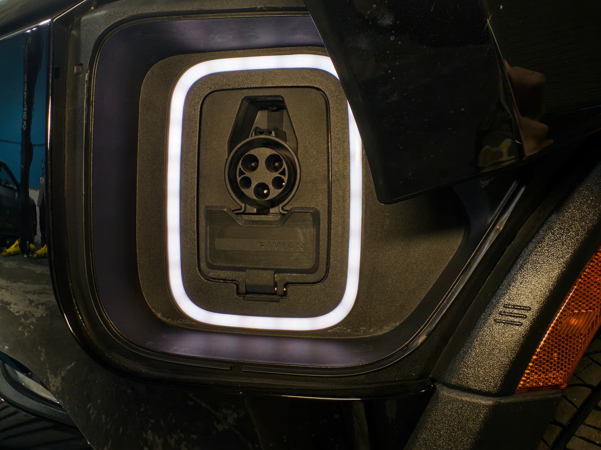 2023 Rivian R1T view 5