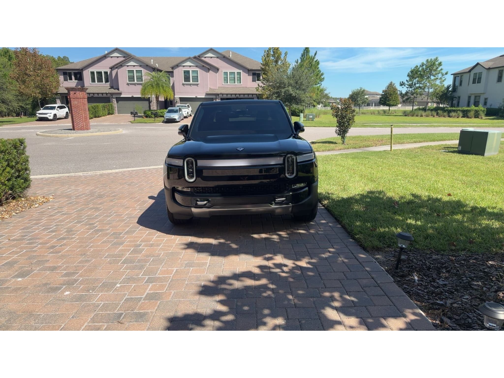 2023 Rivian R1T view 8