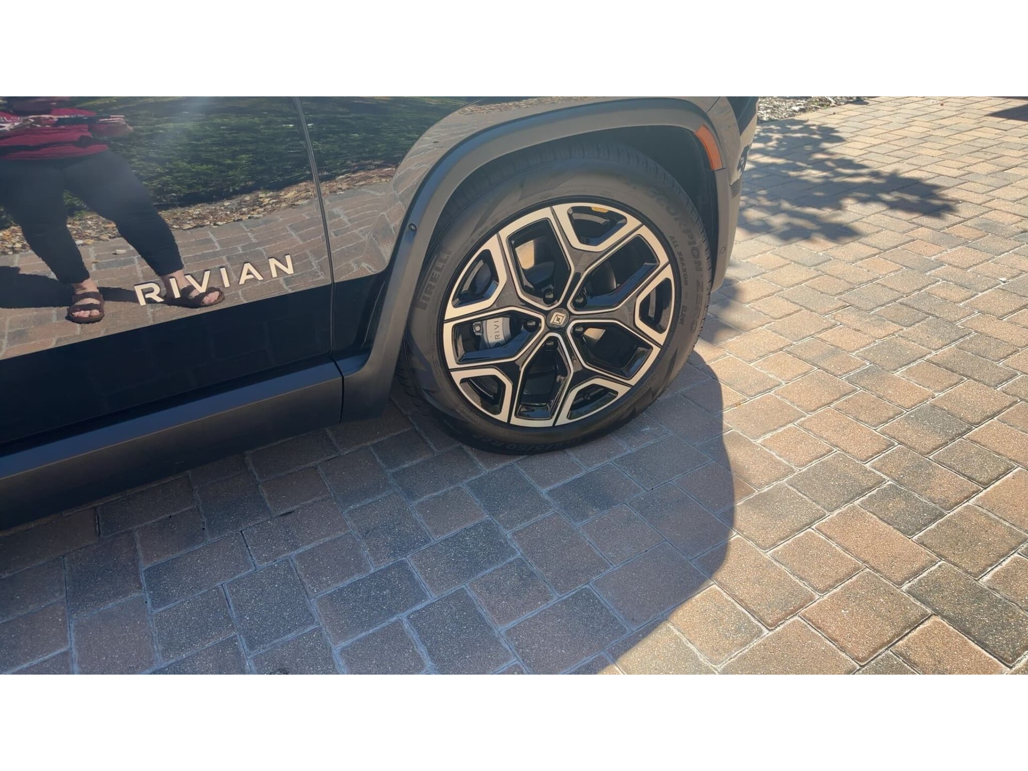 2023 Rivian R1T view 12