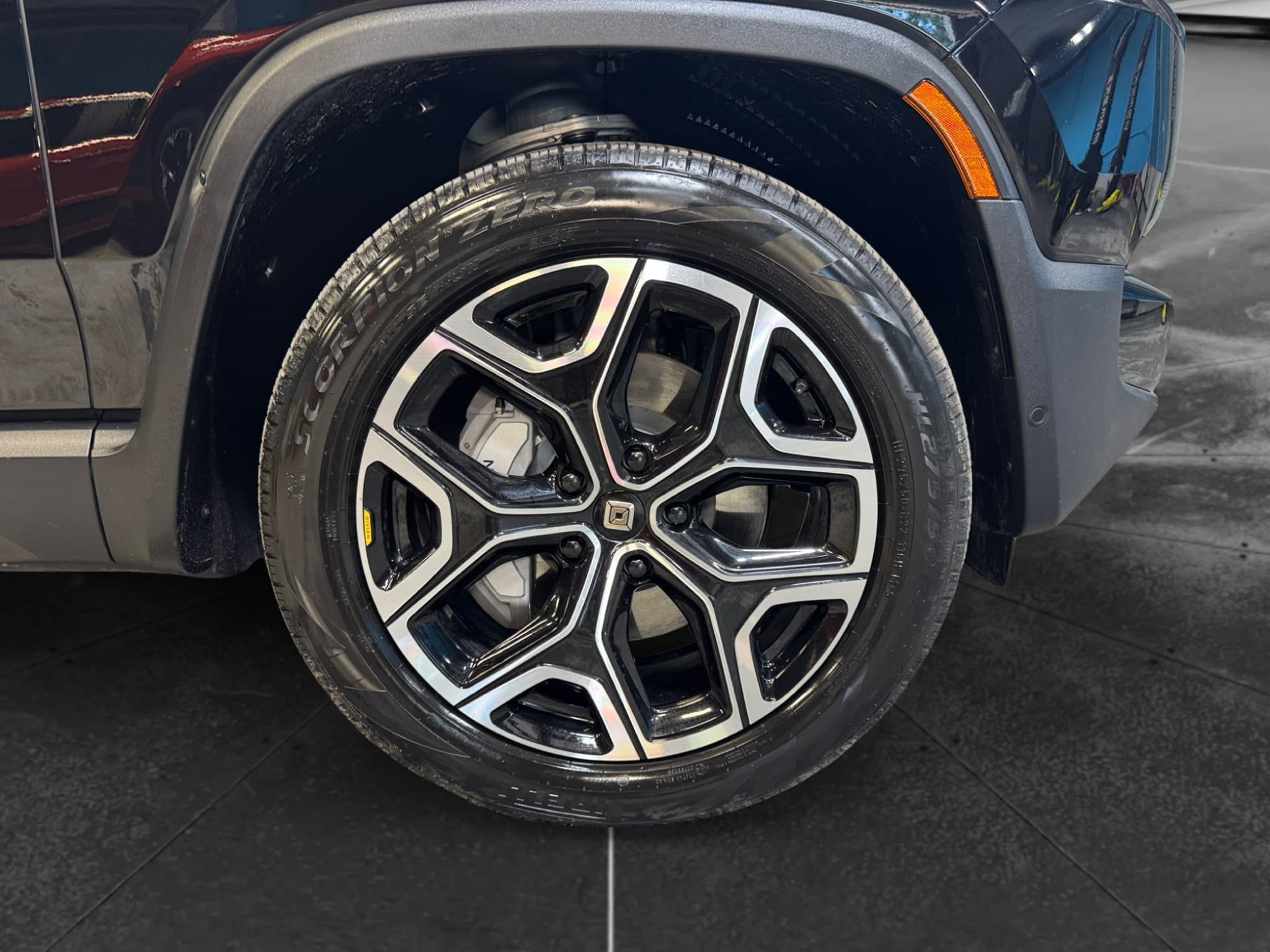 2023 Rivian R1T view 34