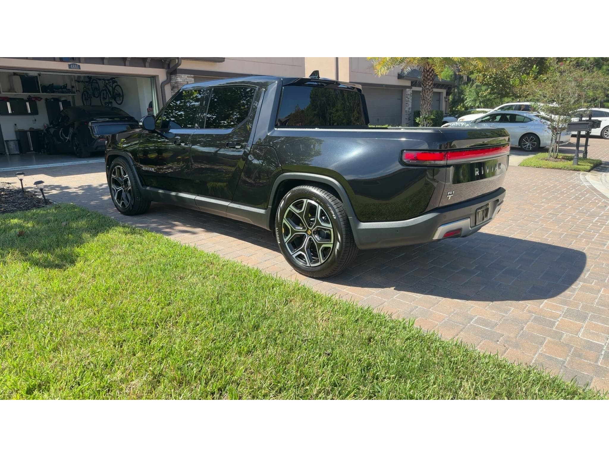 2023 Rivian R1T view 3