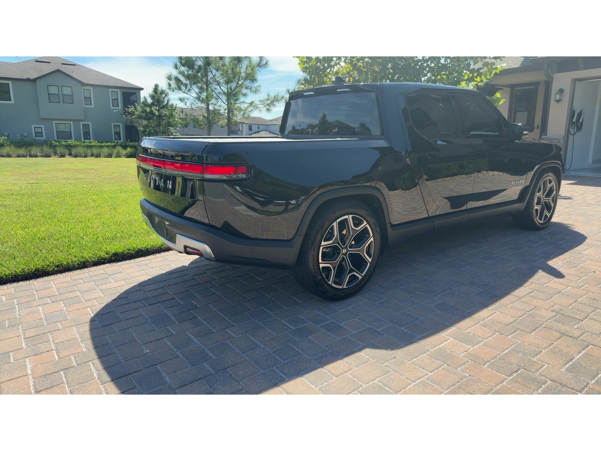 2023 Rivian R1T view 5