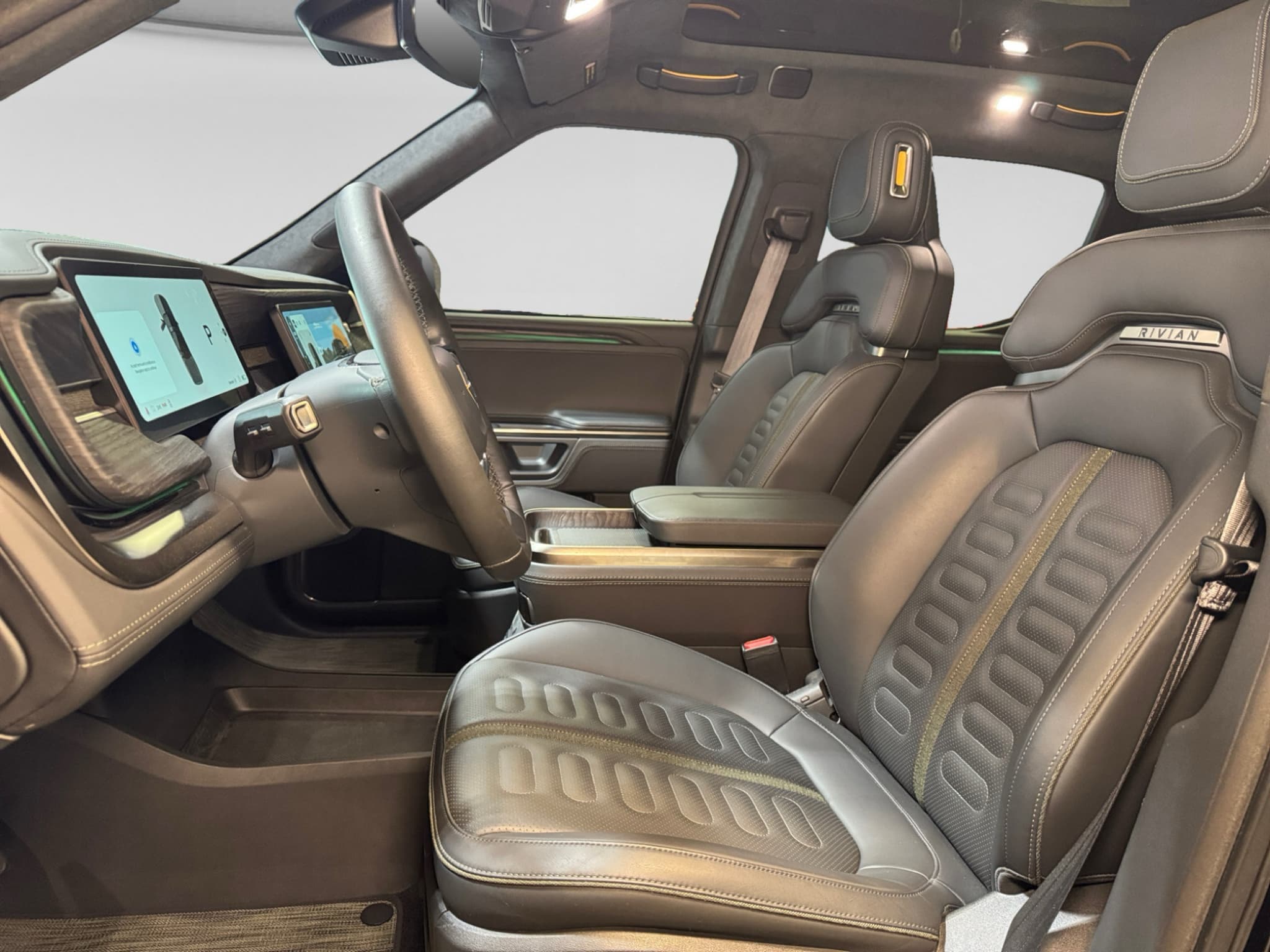 2023 Rivian R1T view 16