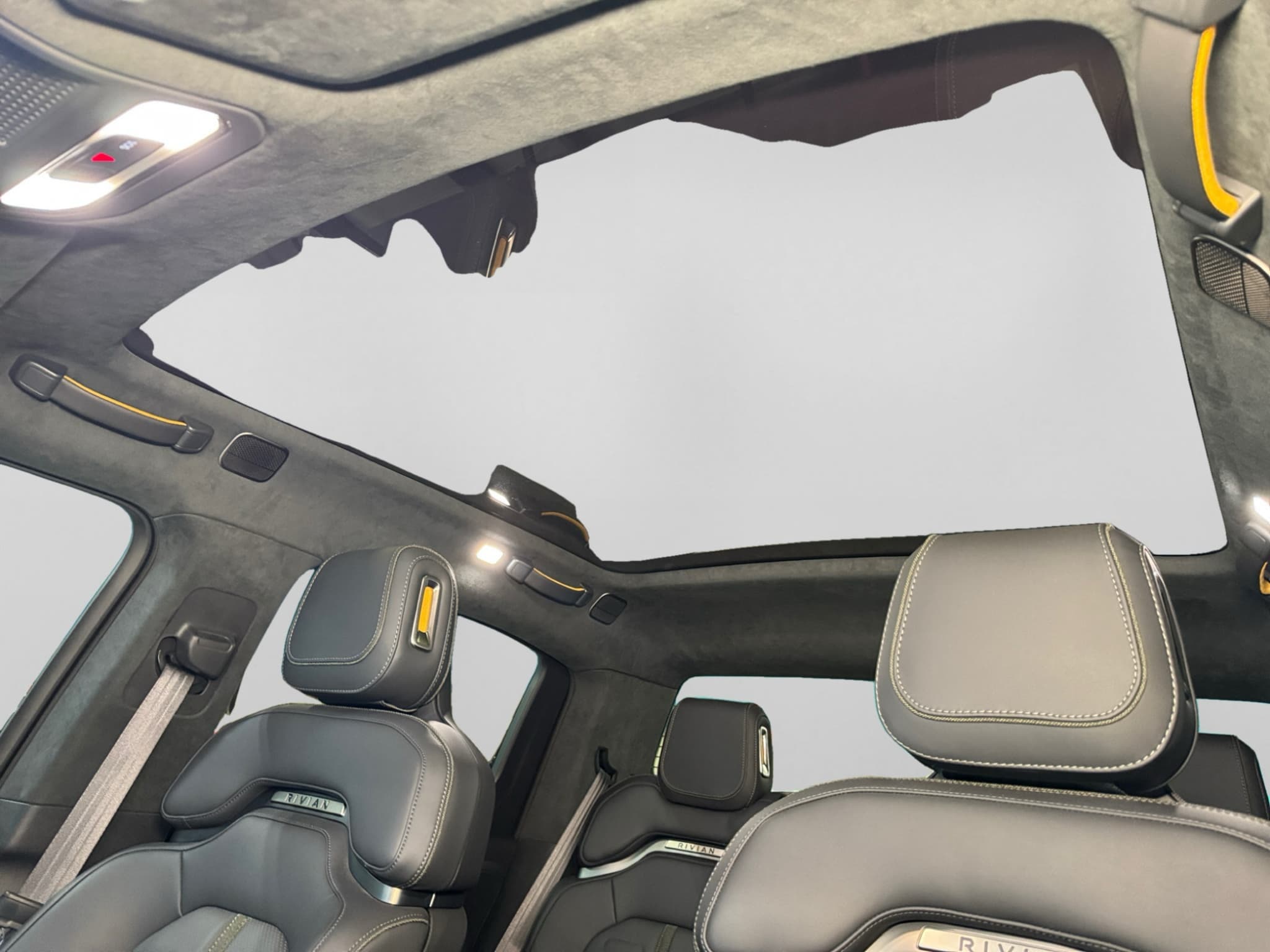 2023 Rivian R1T view 23