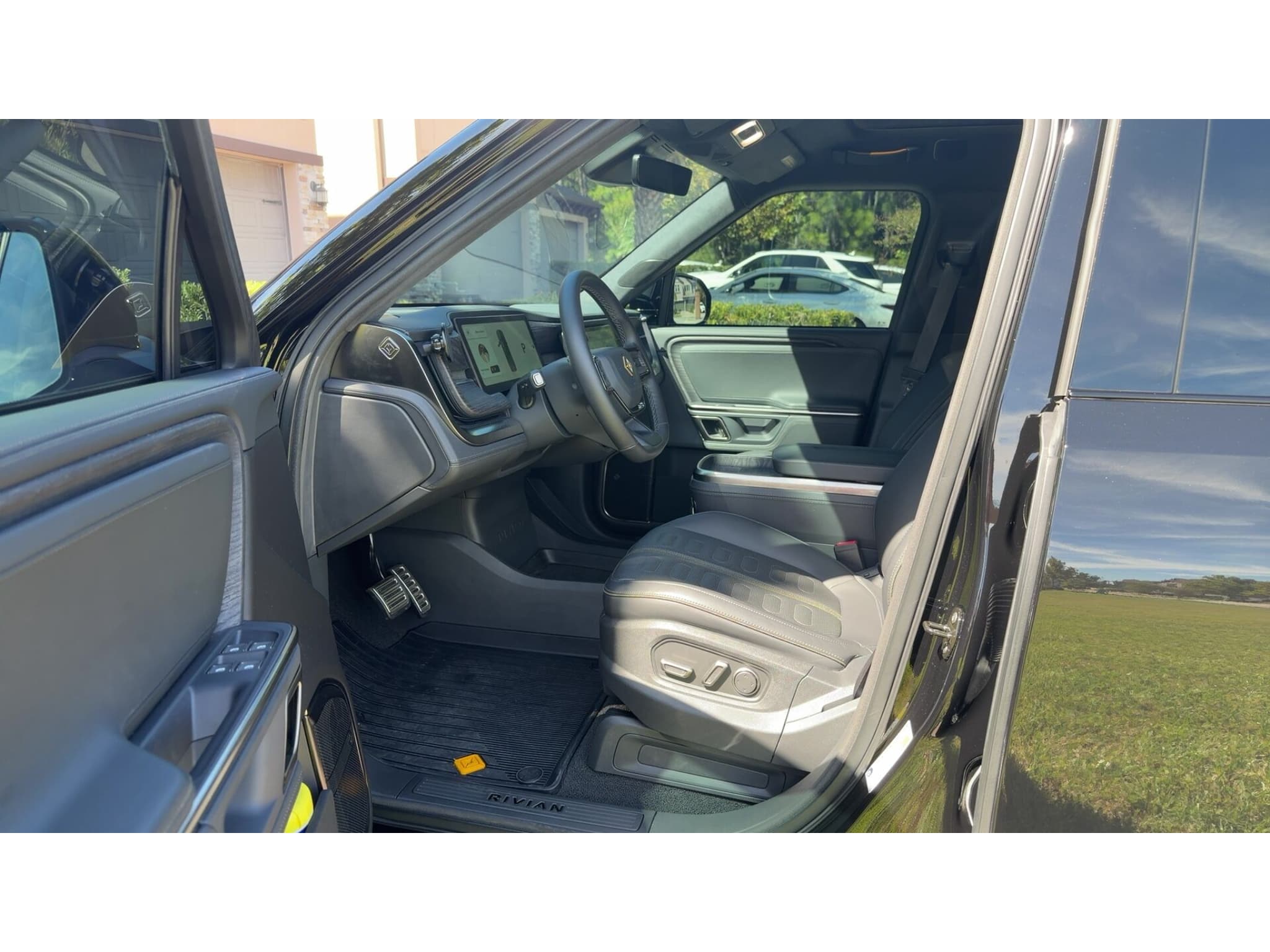 2023 Rivian R1T view 10