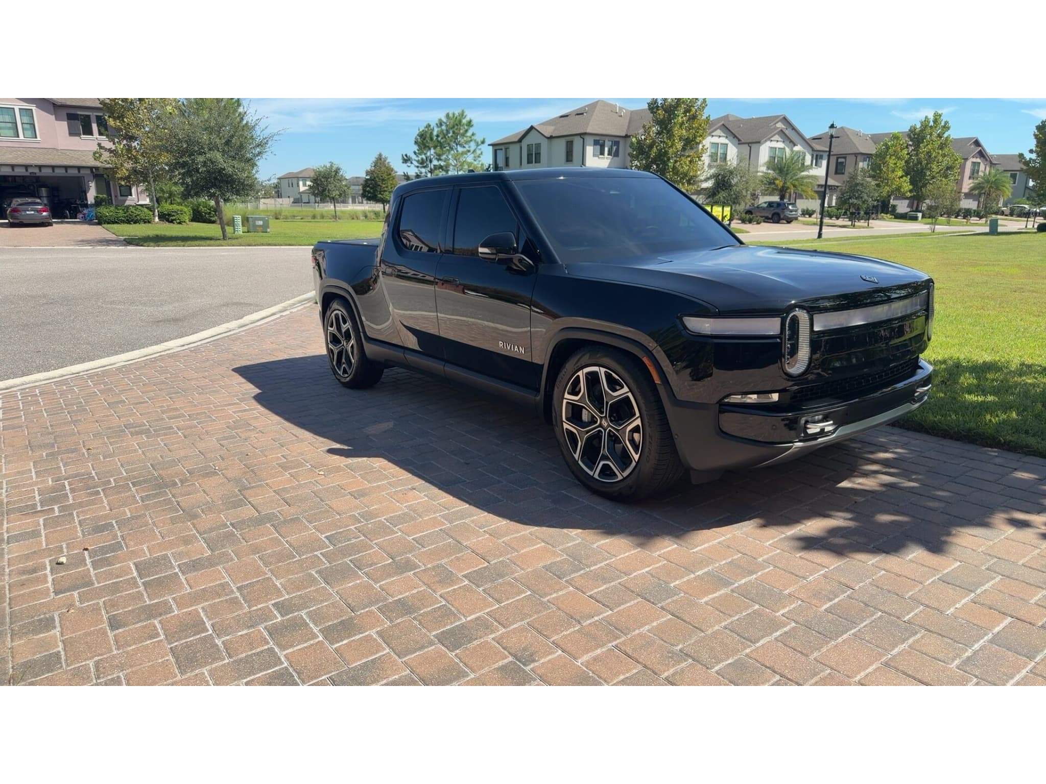 2023 Rivian R1T view 7