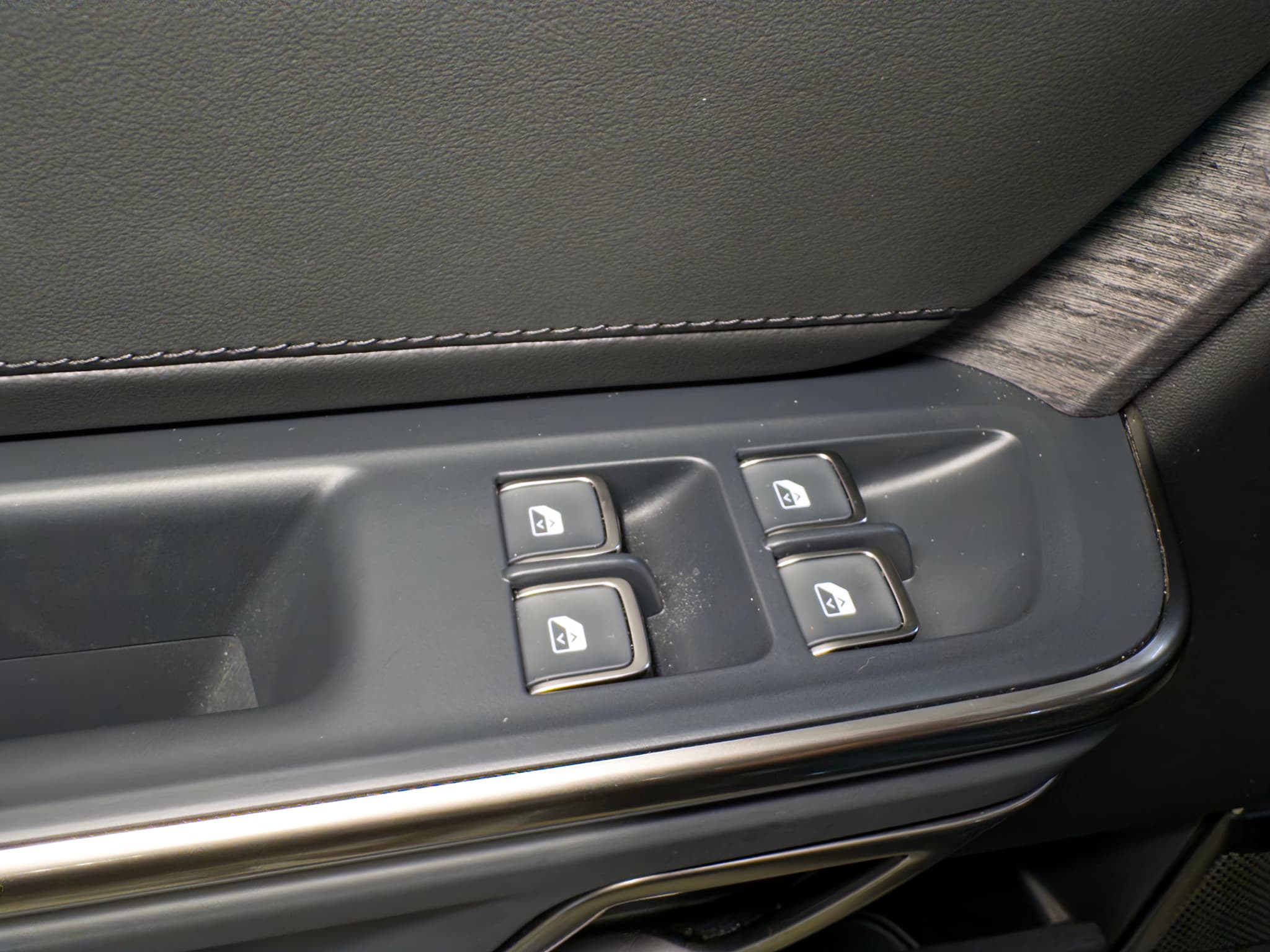 2023 Rivian R1T view 7