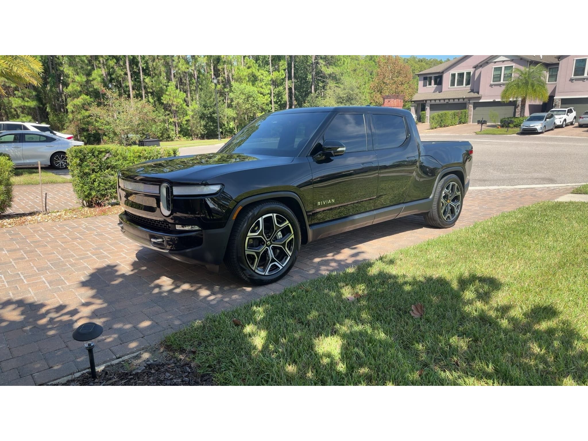 2023 Rivian R1T view 1