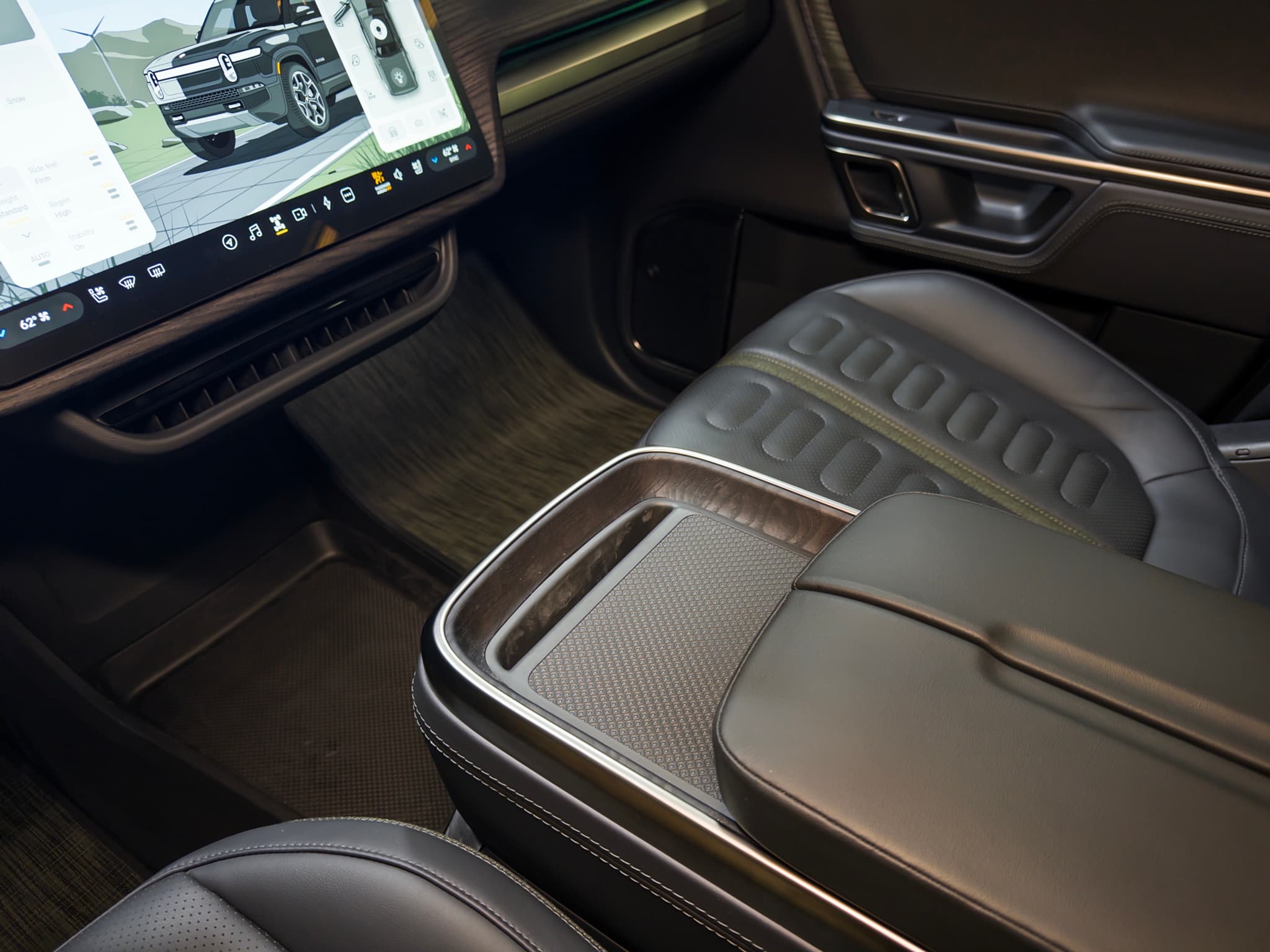 2023 Rivian R1T view 18