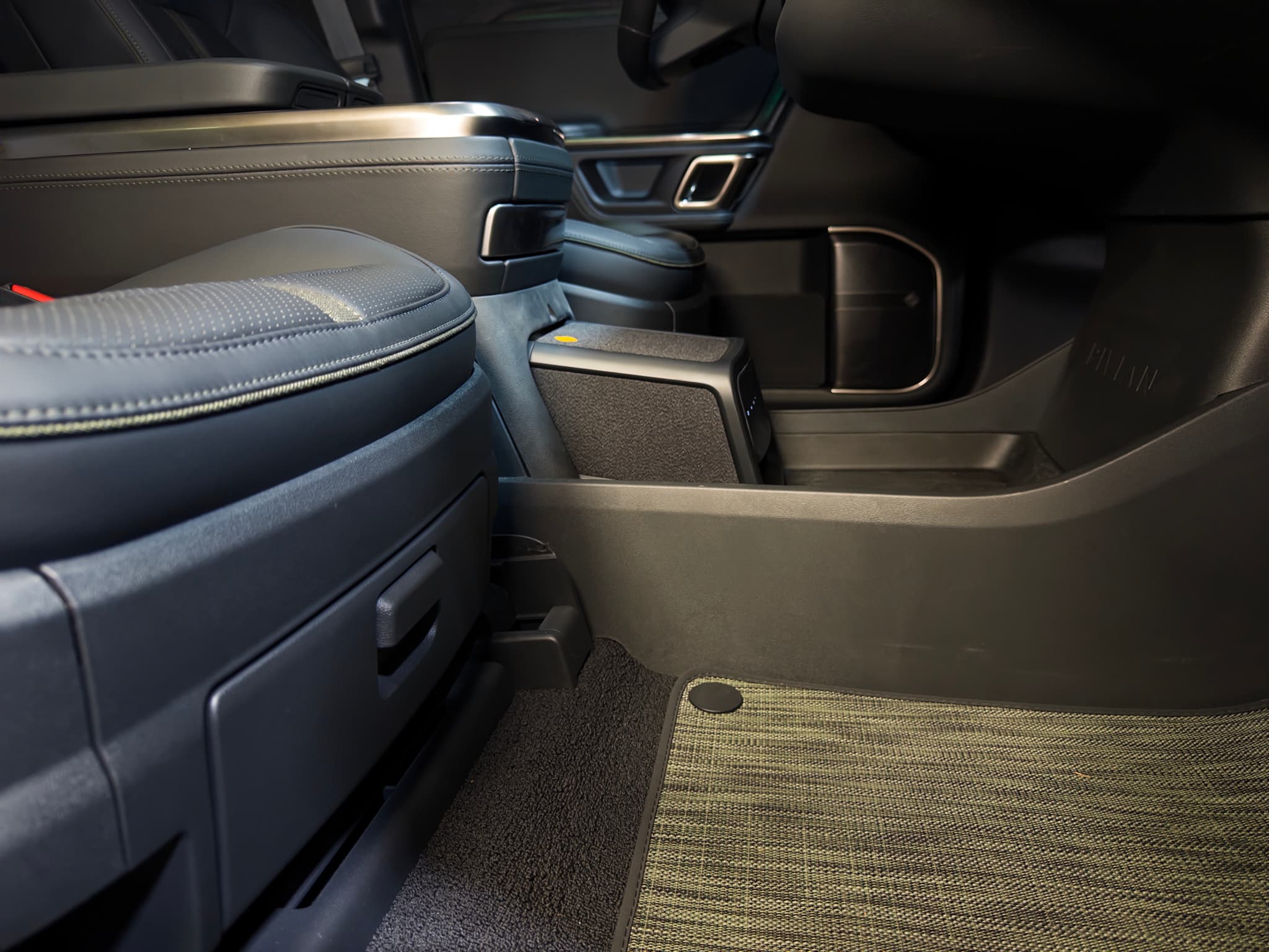 2023 Rivian R1T view 19