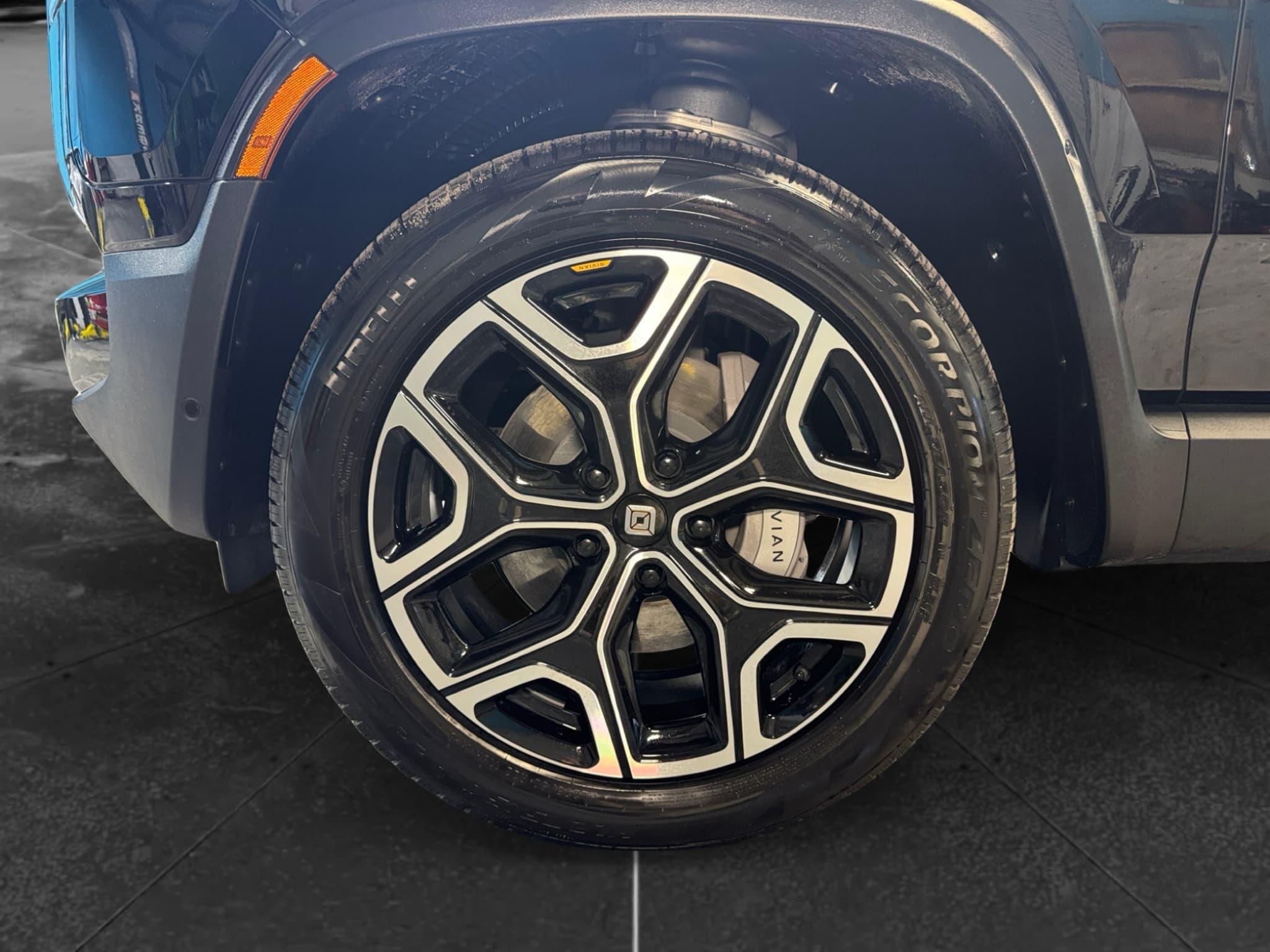 2023 Rivian R1T view 30