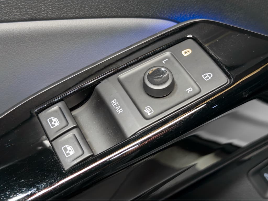2023 Volkswagen ID.4 view 8