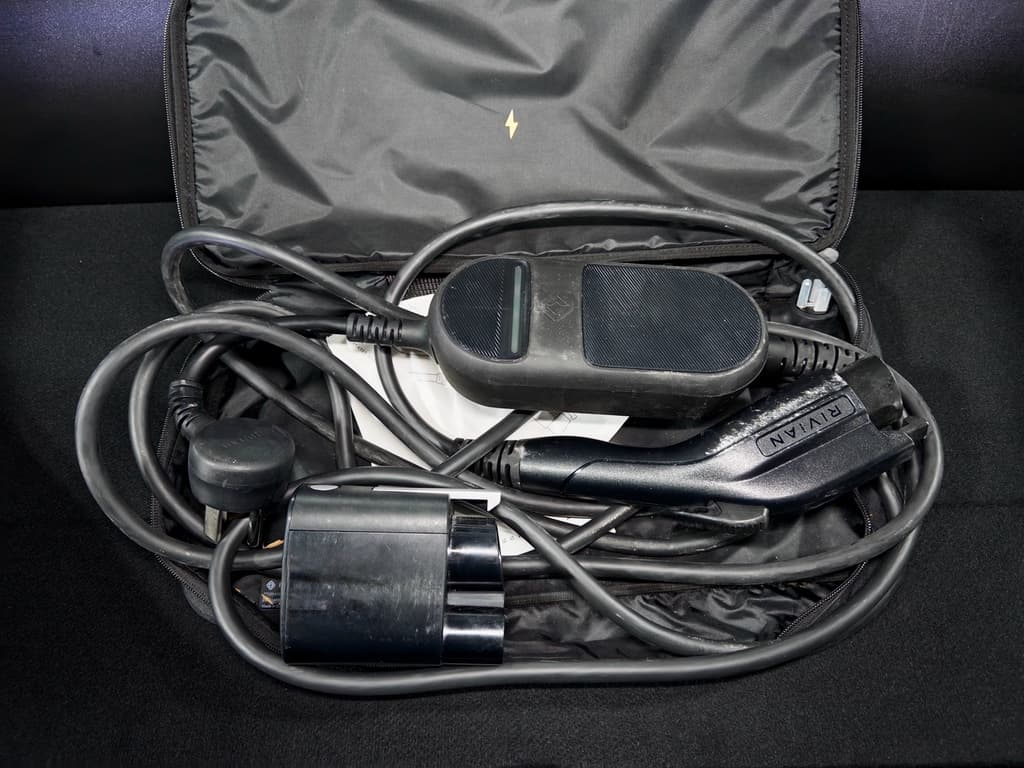 2023 Rivian R1S view 6