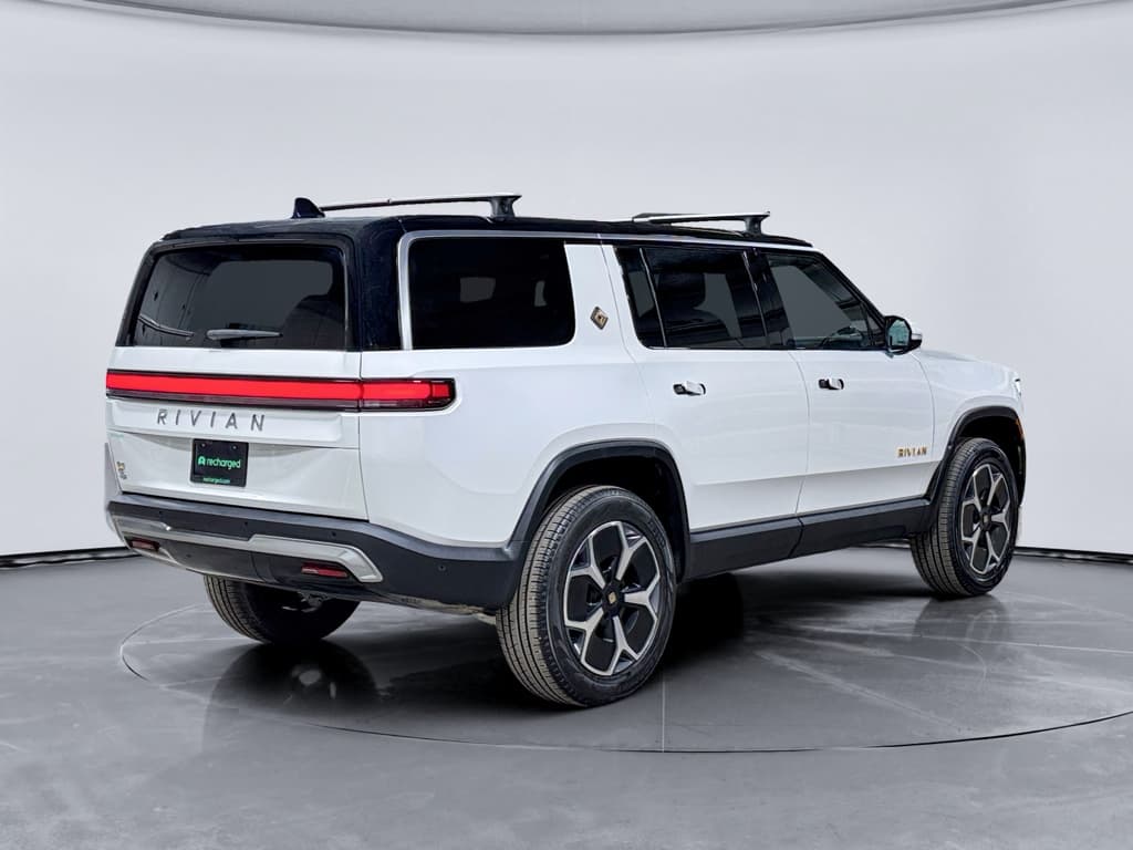 2023 Rivian R1S view 3