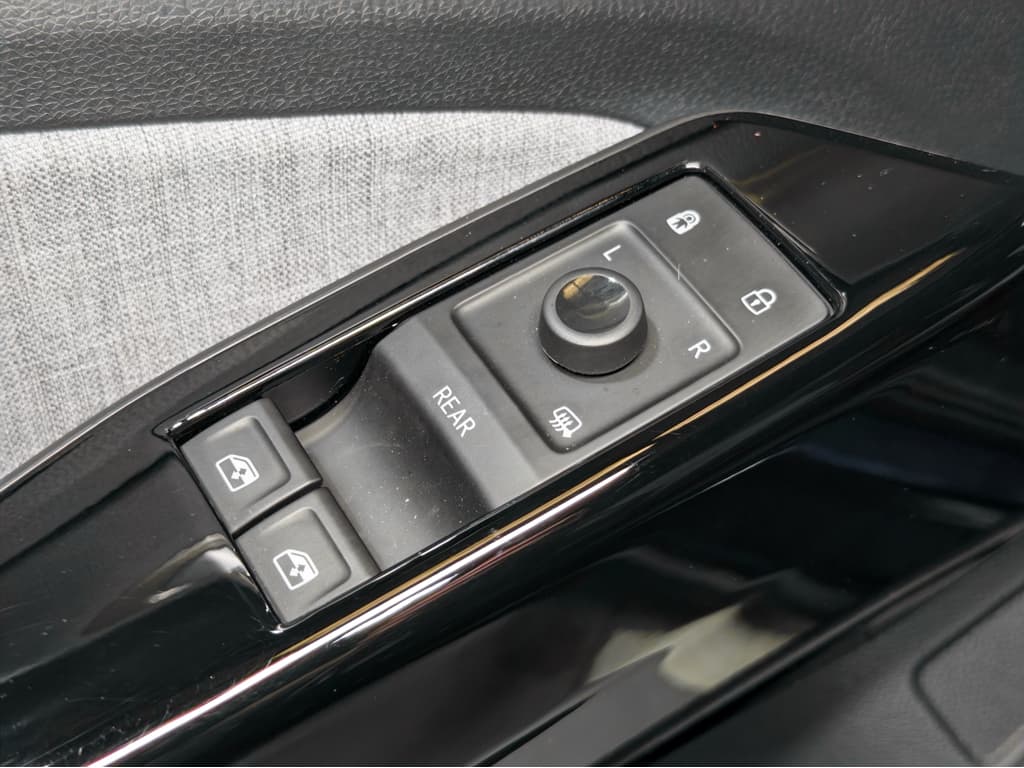 2023 Volkswagen ID.4 view 7