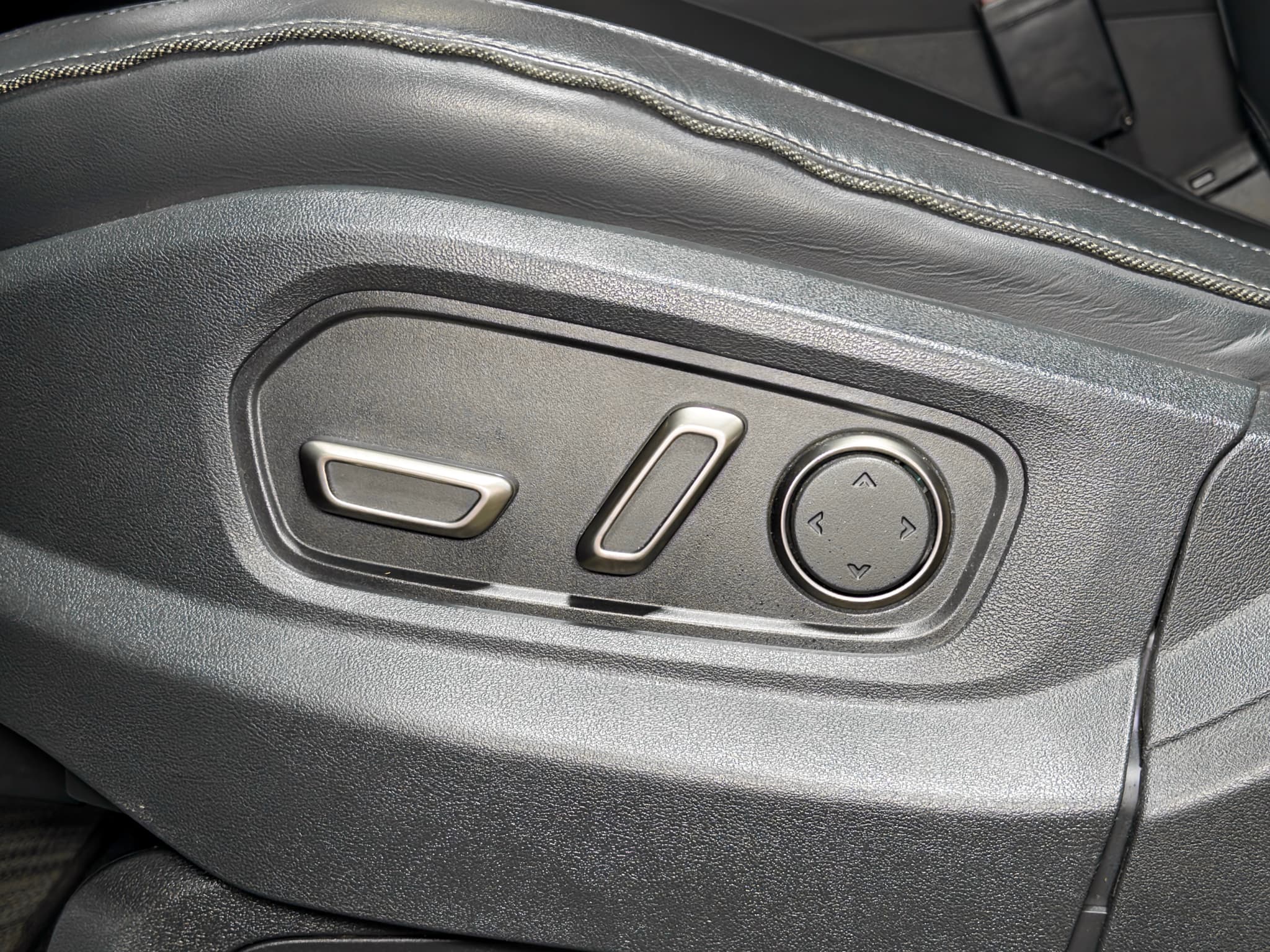2023 Rivian R1T view 7