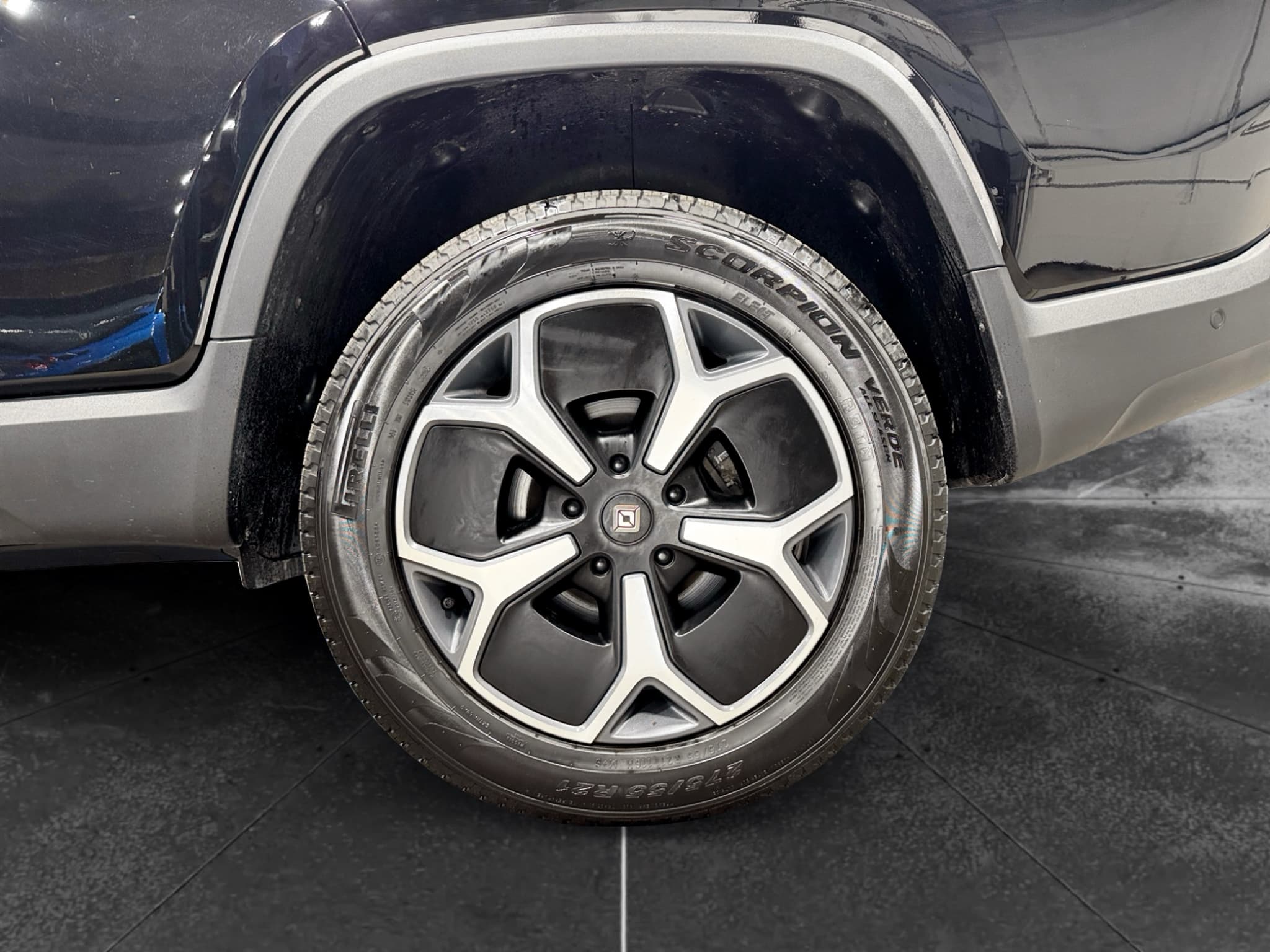 2023 Rivian R1T view 34