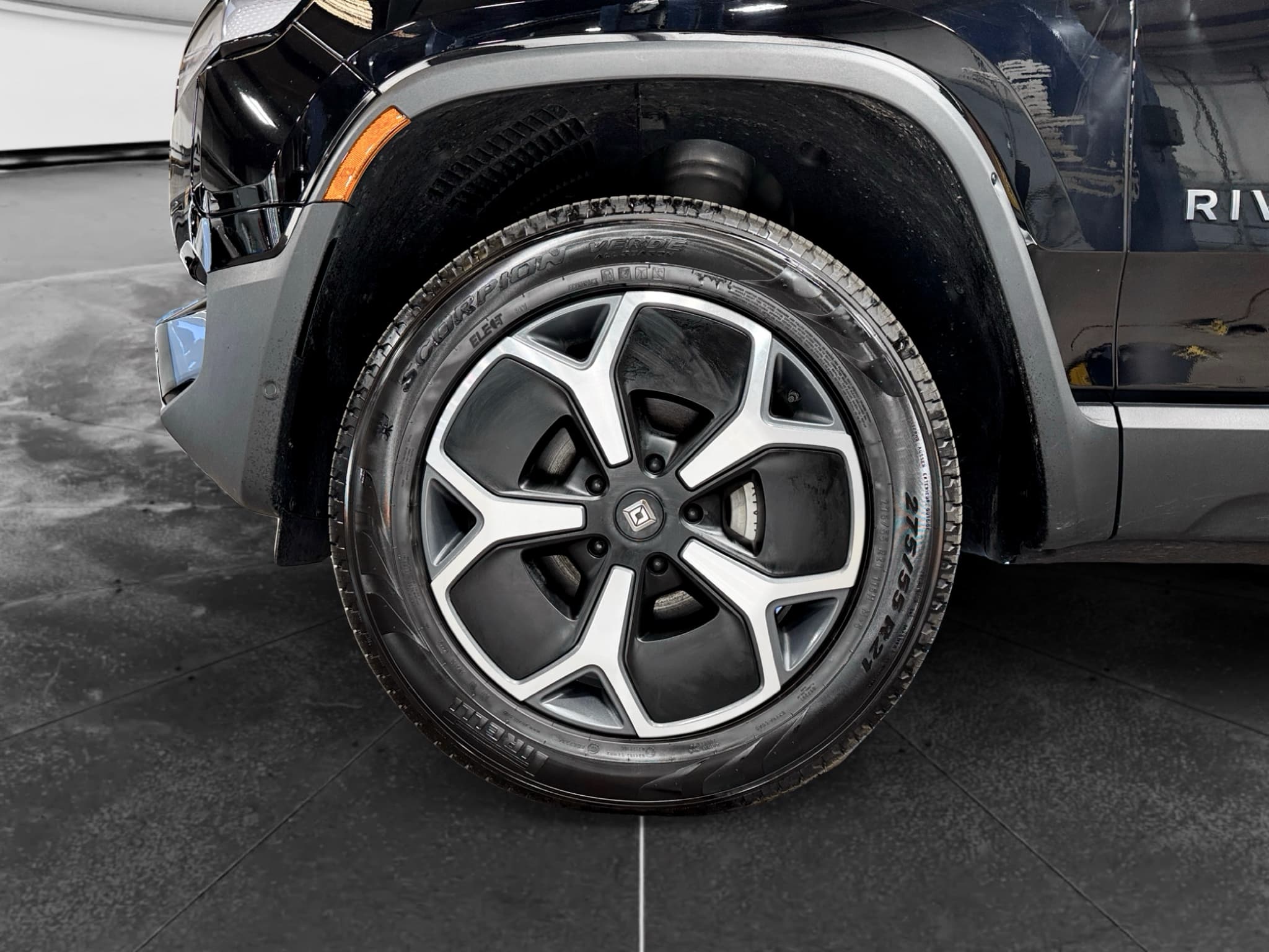 2023 Rivian R1T view 32