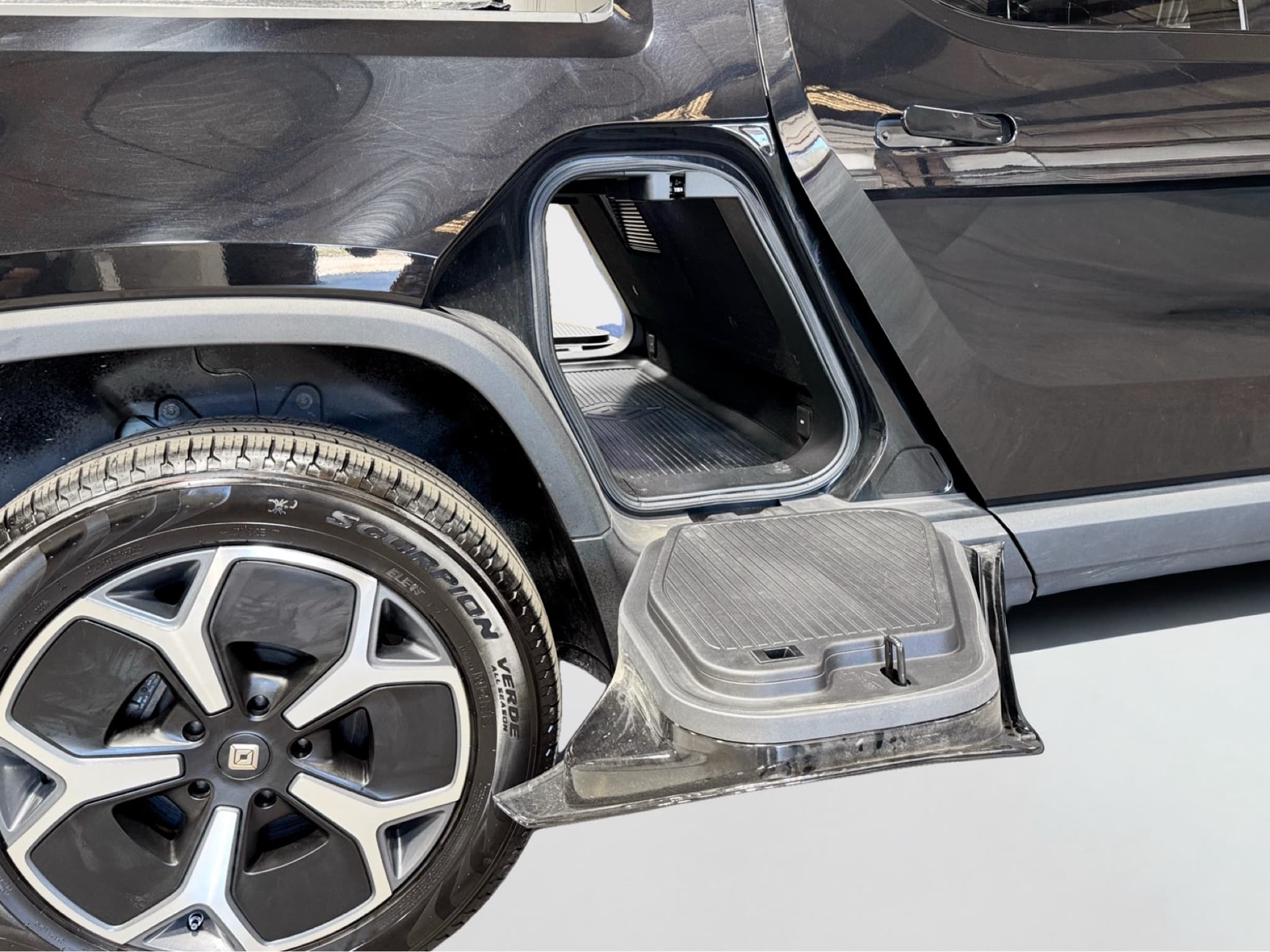 2023 Rivian R1T view 27