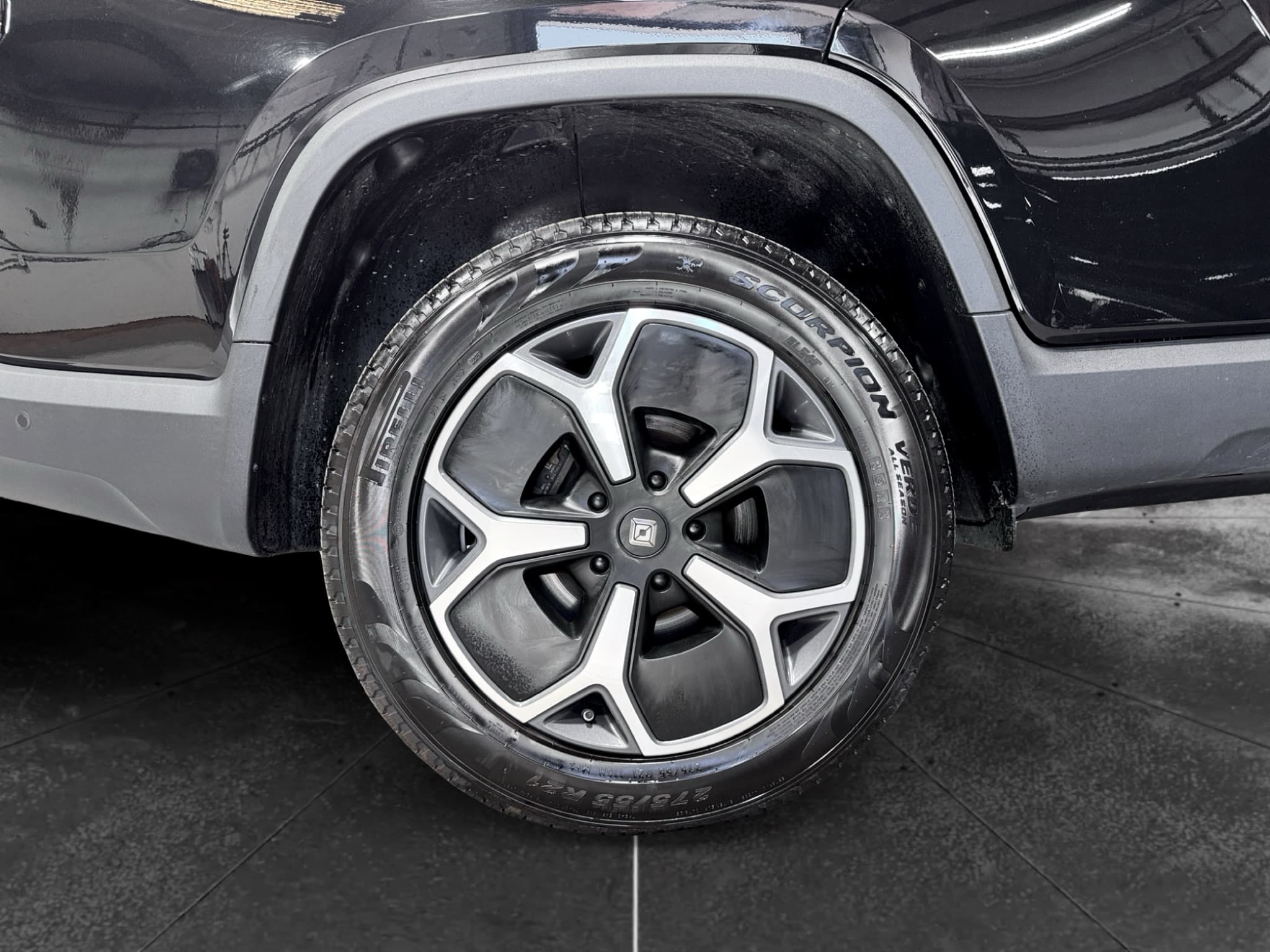 2023 Rivian R1T view 36