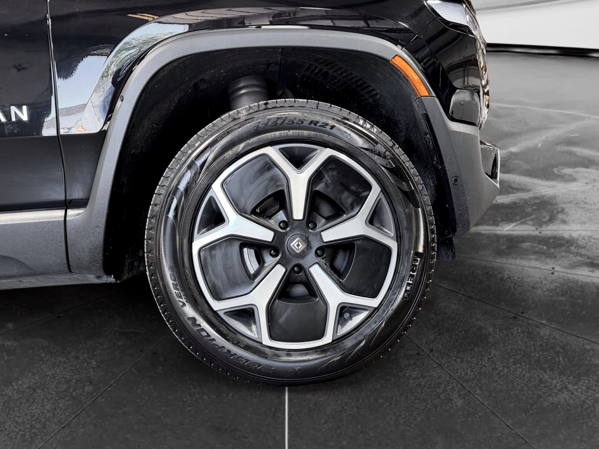 2023 Rivian R1T view 38