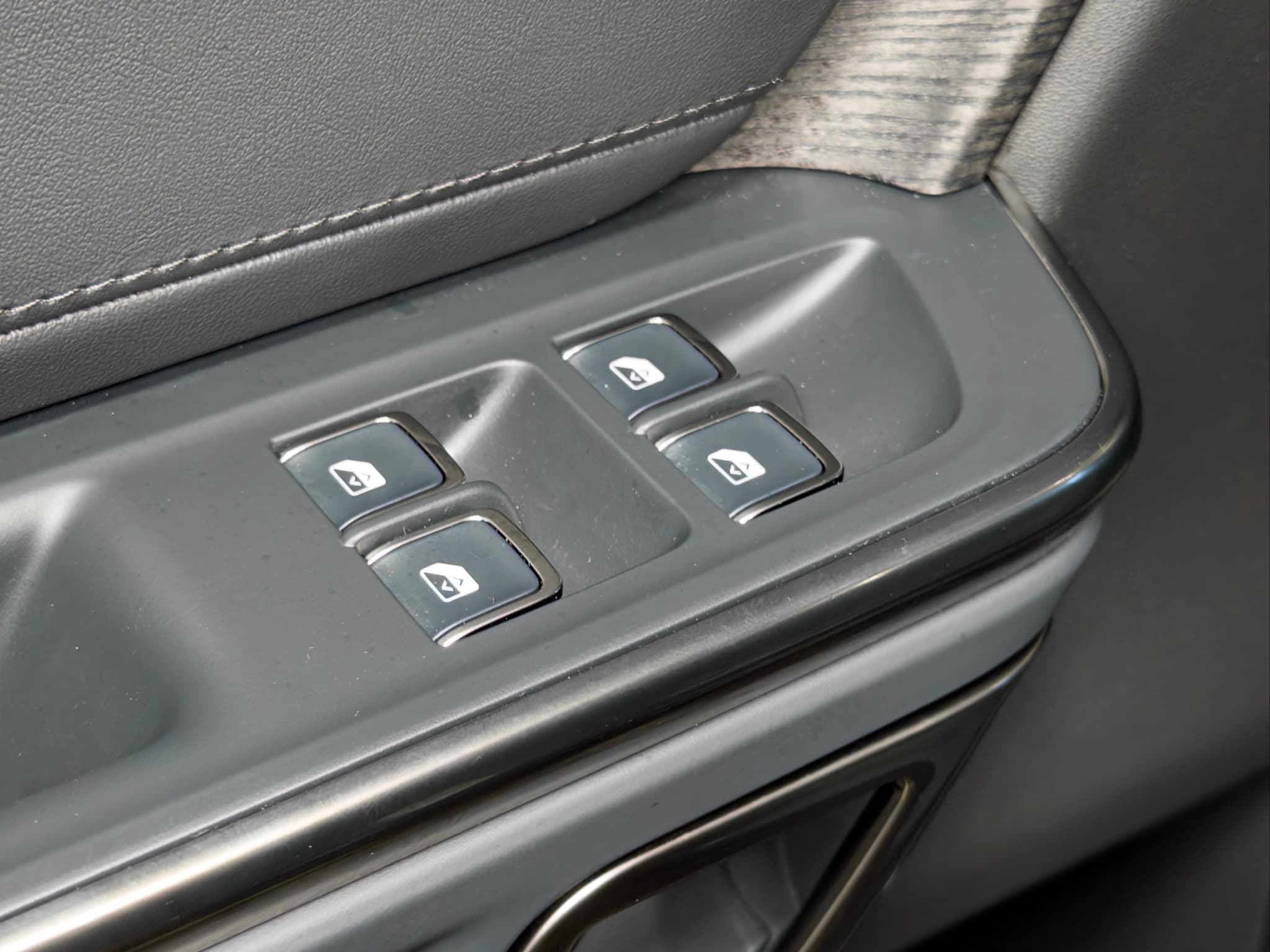 2023 Rivian R1T view 8