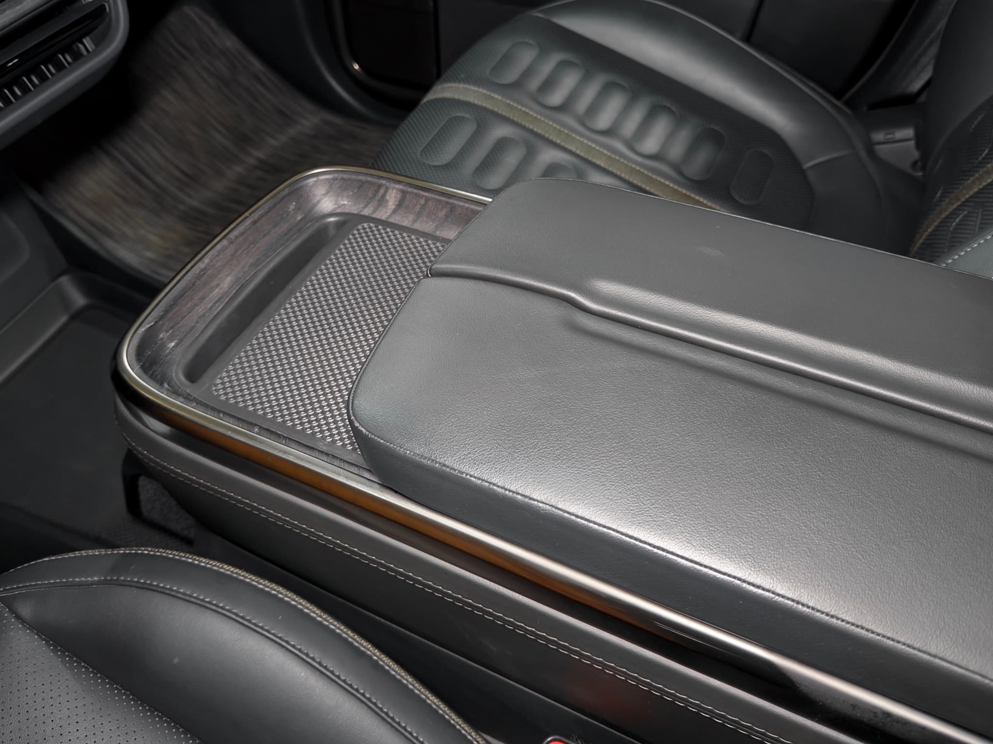 2023 Rivian R1T view 20