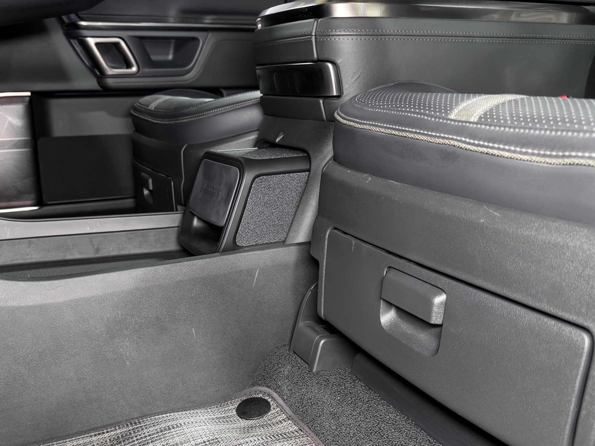 2023 Rivian R1T view 21