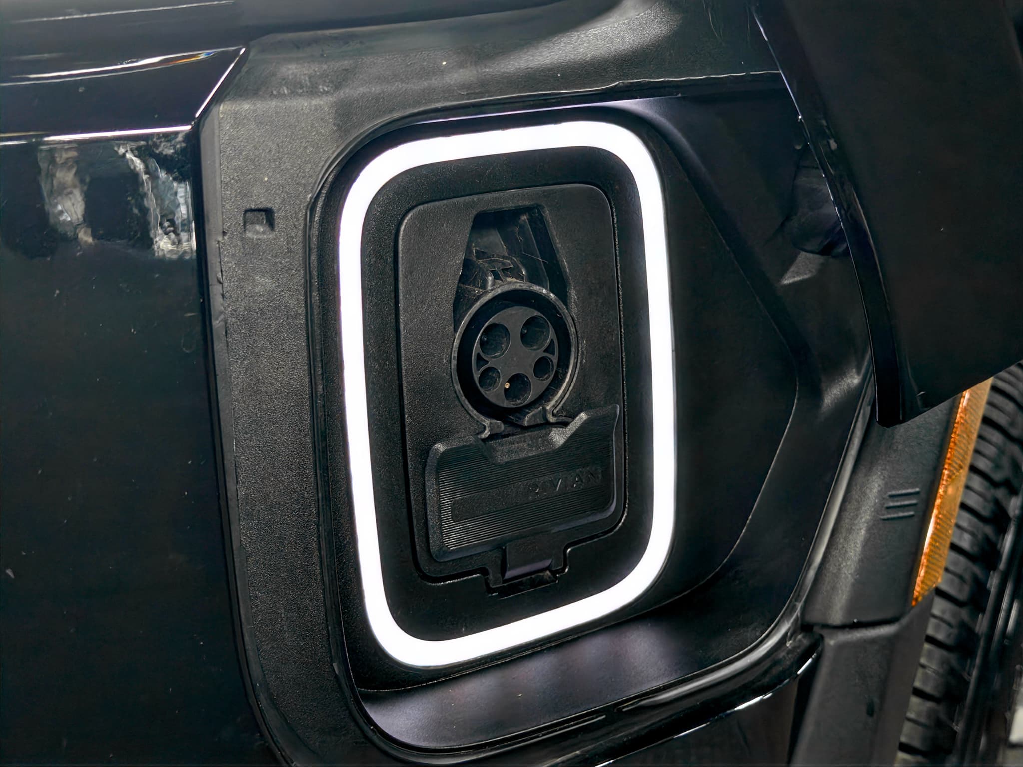2023 Rivian R1T view 5
