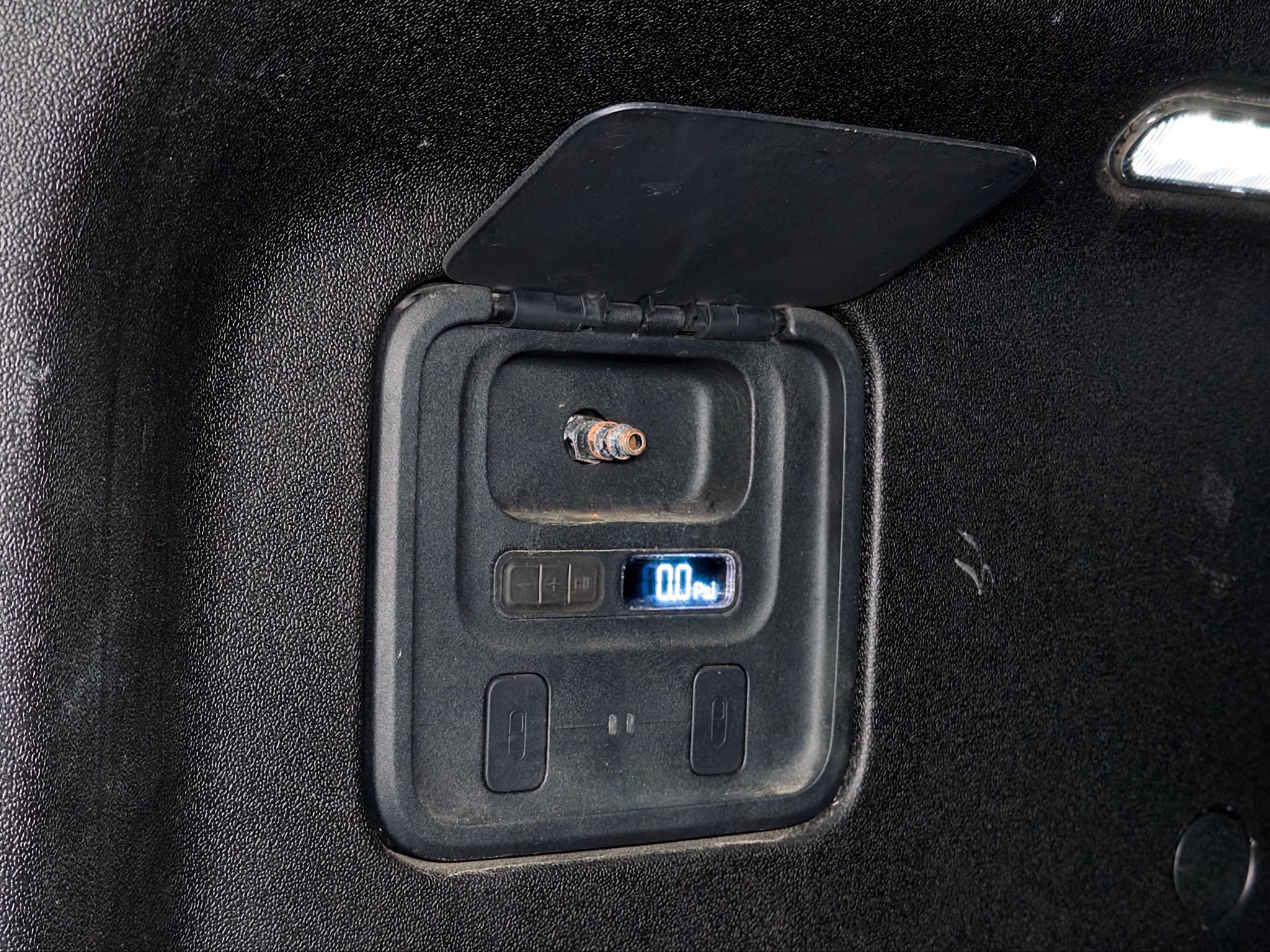 2023 Rivian R1T view 29