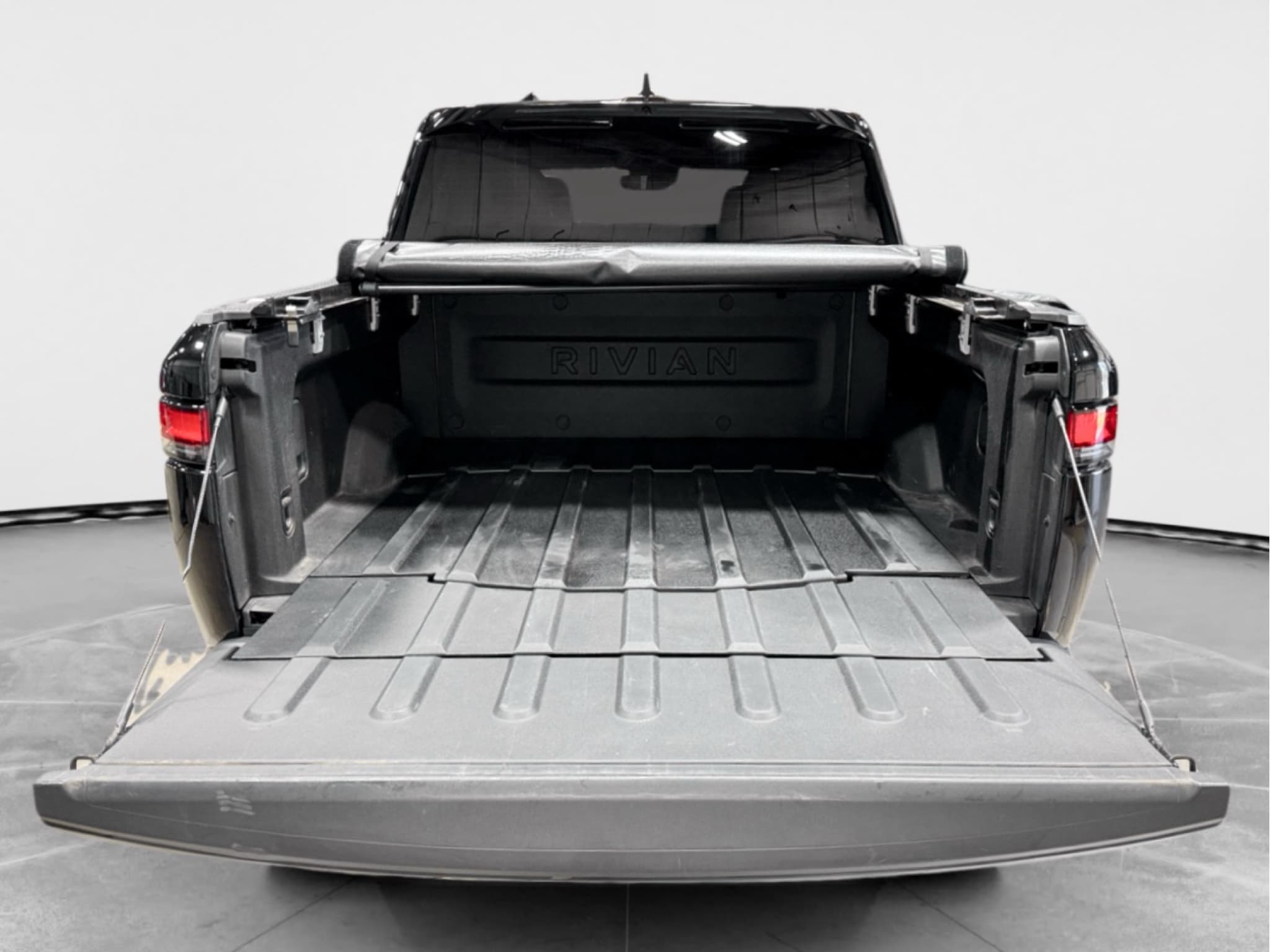 2023 Rivian R1T view 28