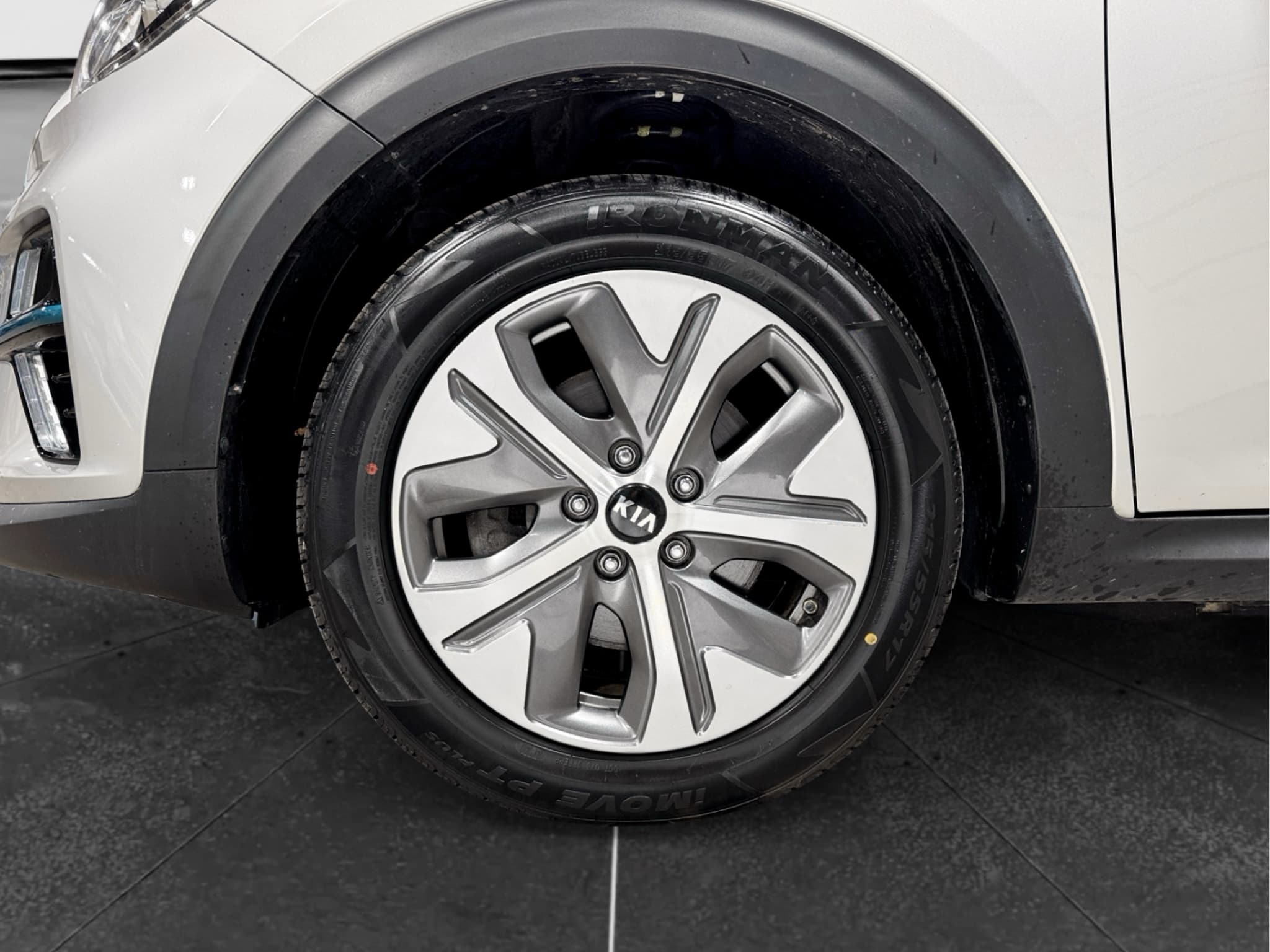 2019 Kia Niro EV view 28