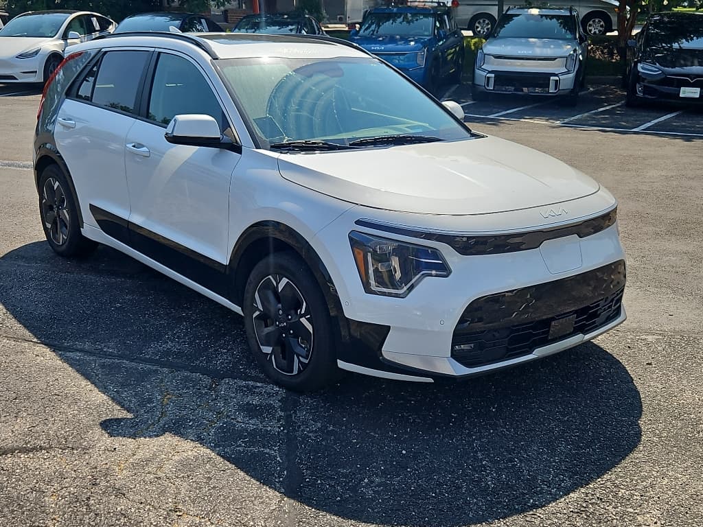 2023 Kia Niro EV view 4