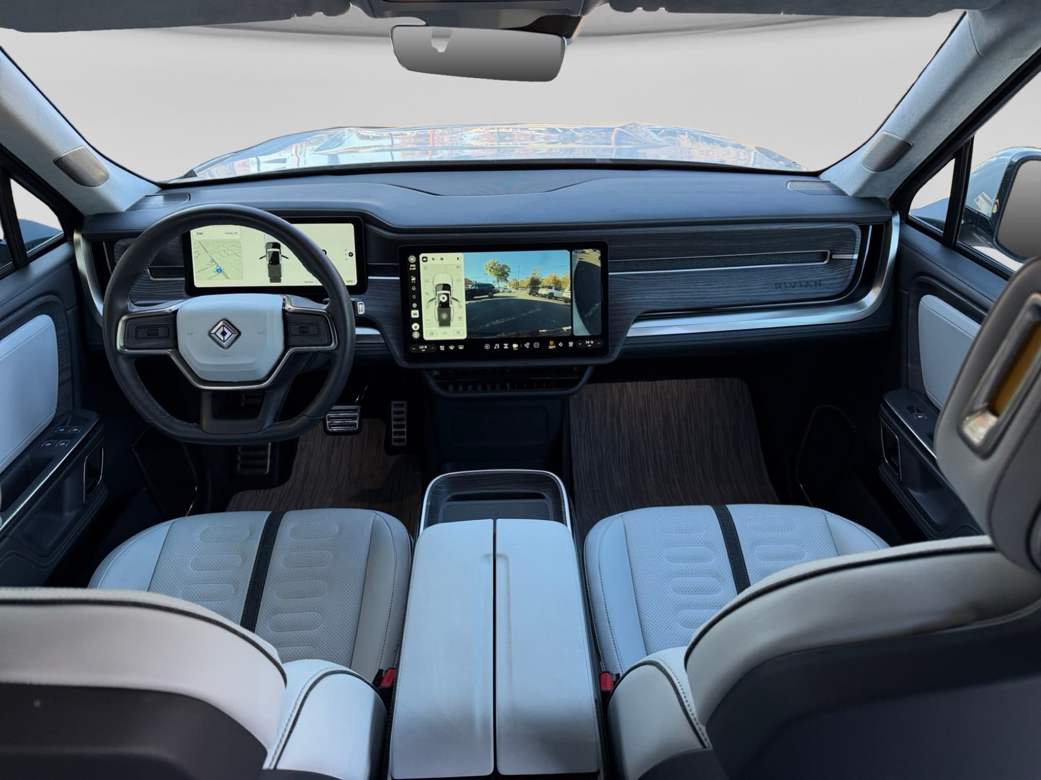 2023 Rivian R1T view 13