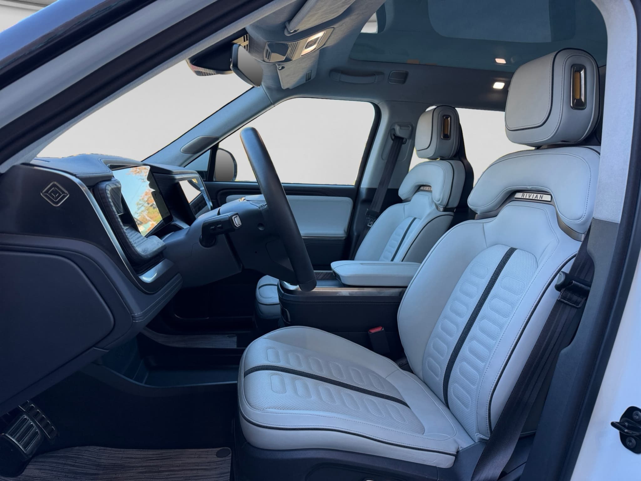2023 Rivian R1T view 14