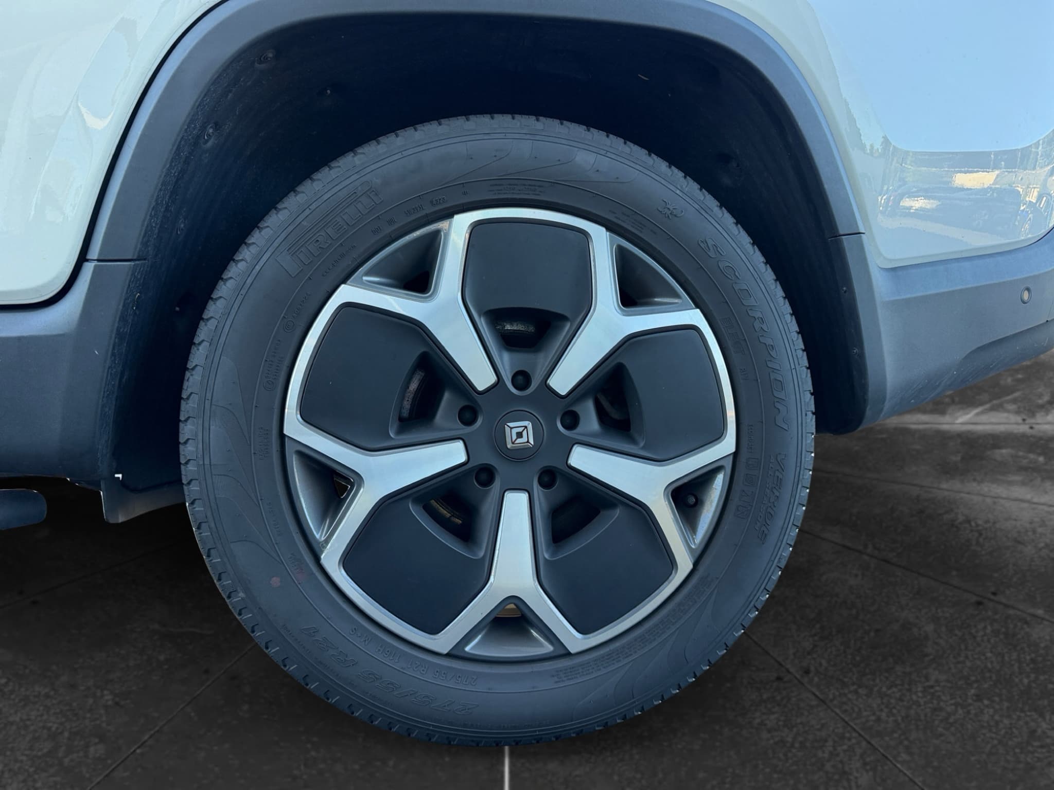 2023 Rivian R1T view 37