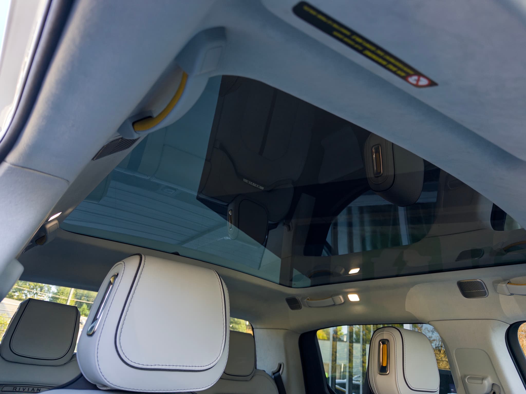 2023 Rivian R1T view 24