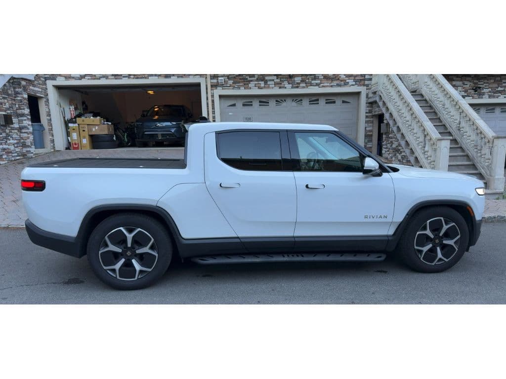 2023 Rivian R1T view 3