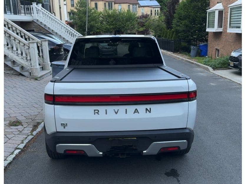 2023 Rivian R1T view 4